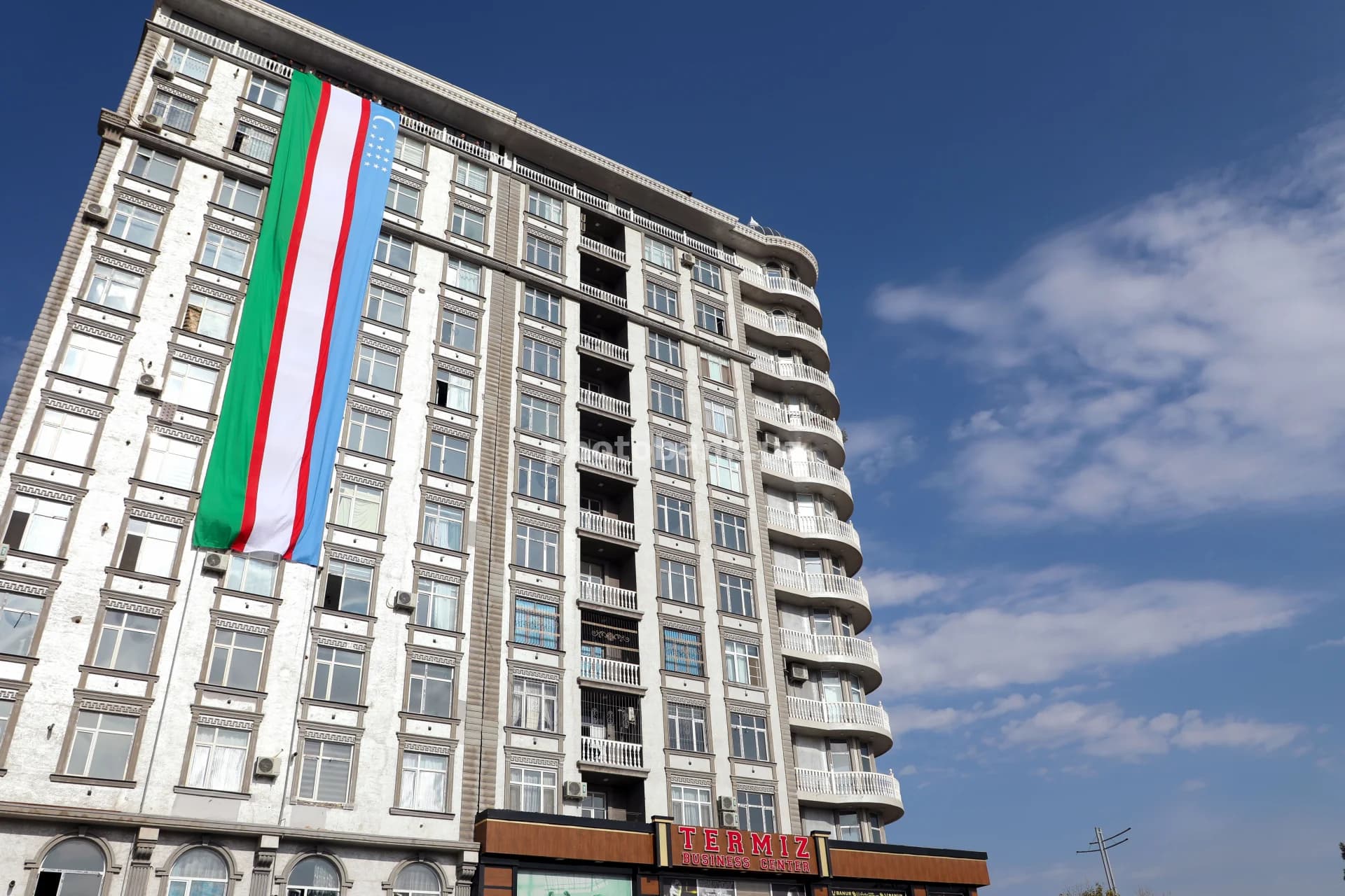 O‘zbekiston bayrog‘i binoda osilib turibdi.