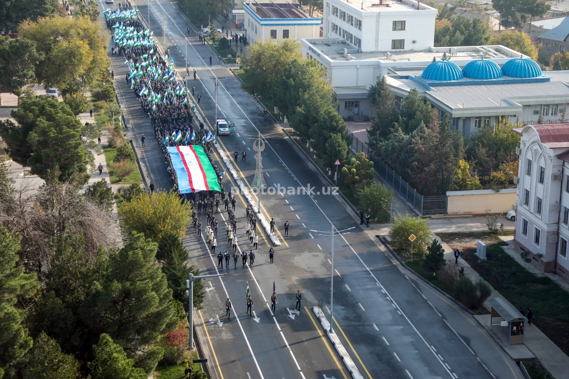 люди маршируют по городской улице