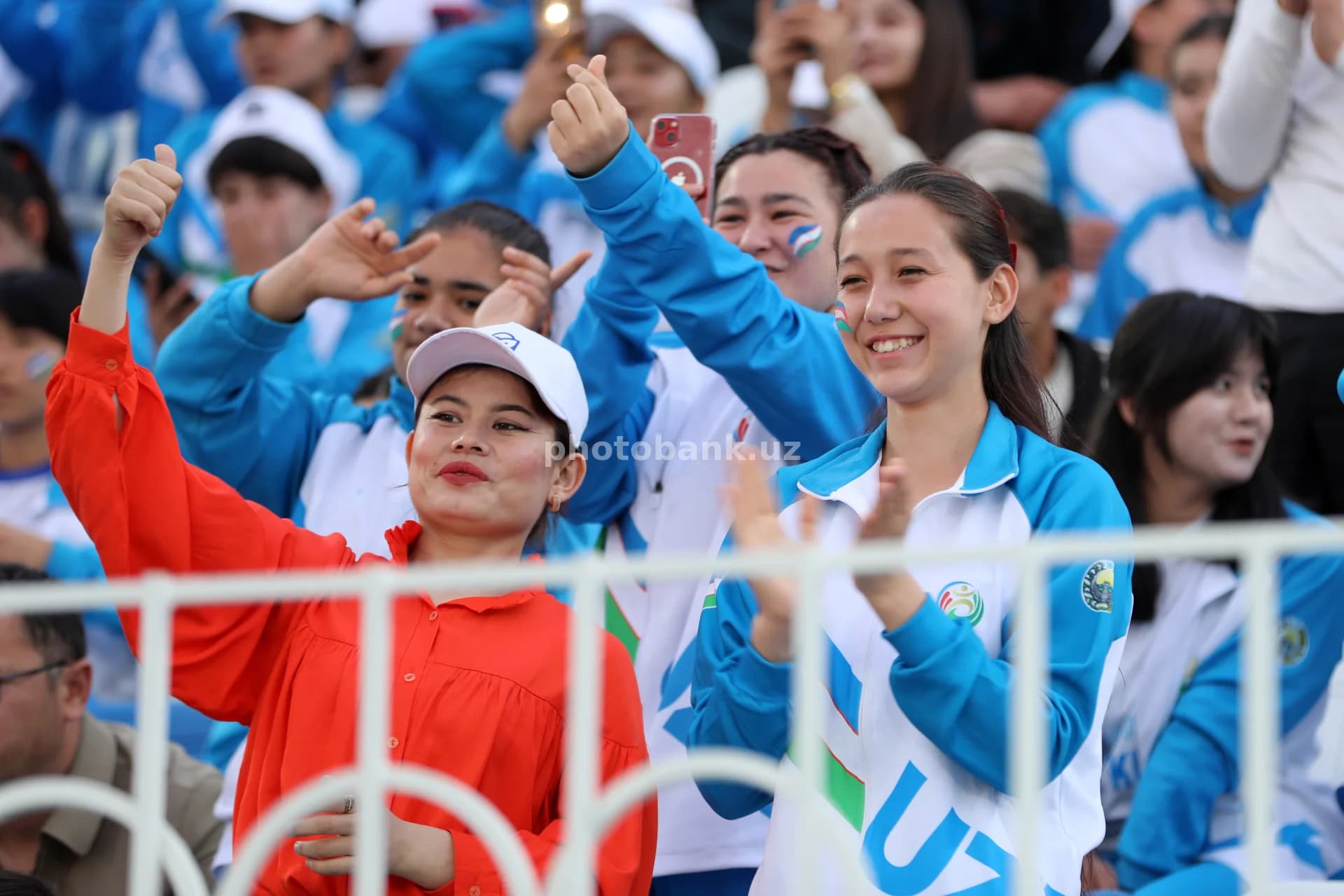 Yosh tomoshabinlar stadionda olqishlamoqda