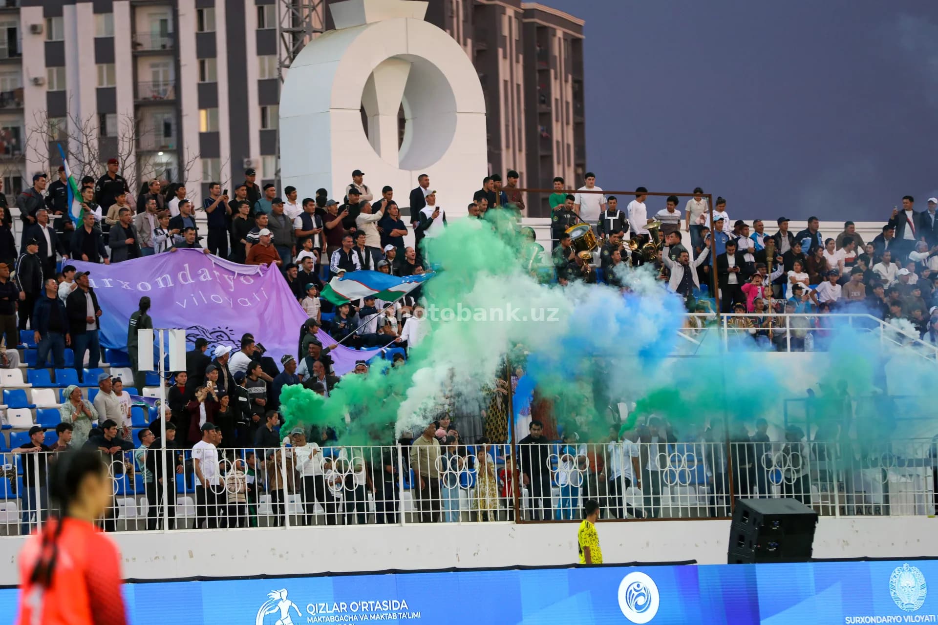 Muxlislar ochiq stadionda bayram qilishmoqda