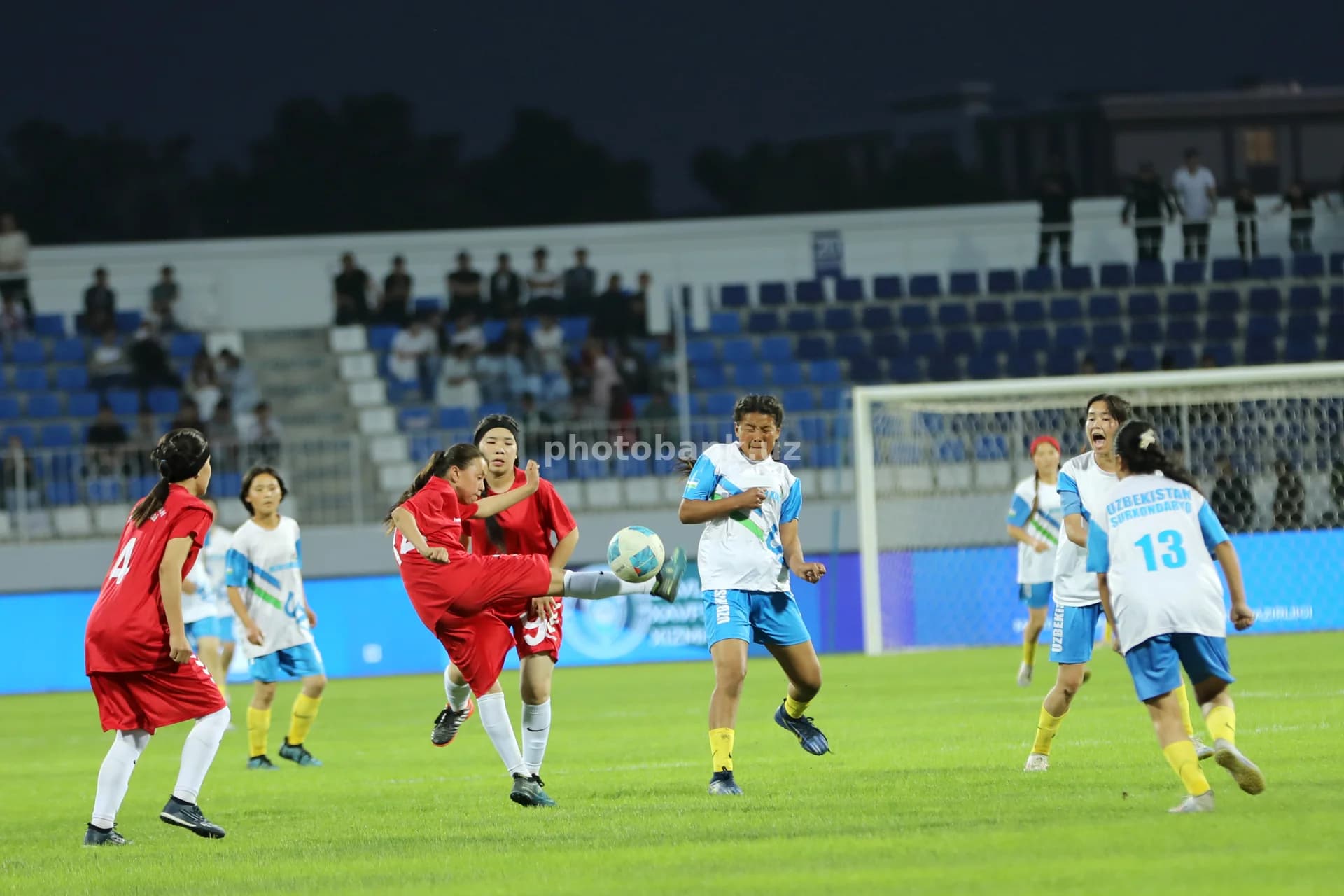 Futbol o‘ynayotgan yosh sportchi qizlar