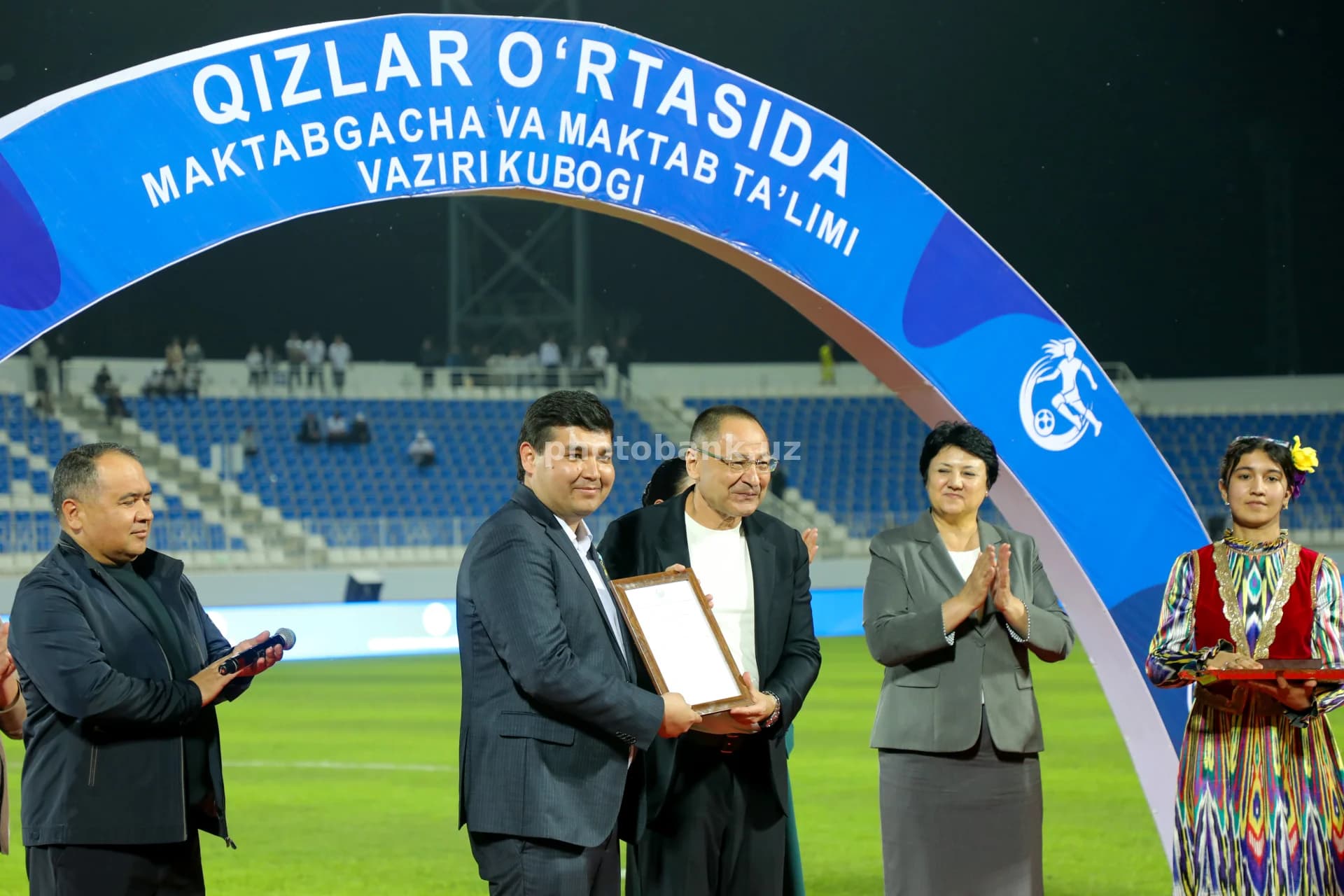 Rasmiylar stadionda mukofotlarni topshirishadi.