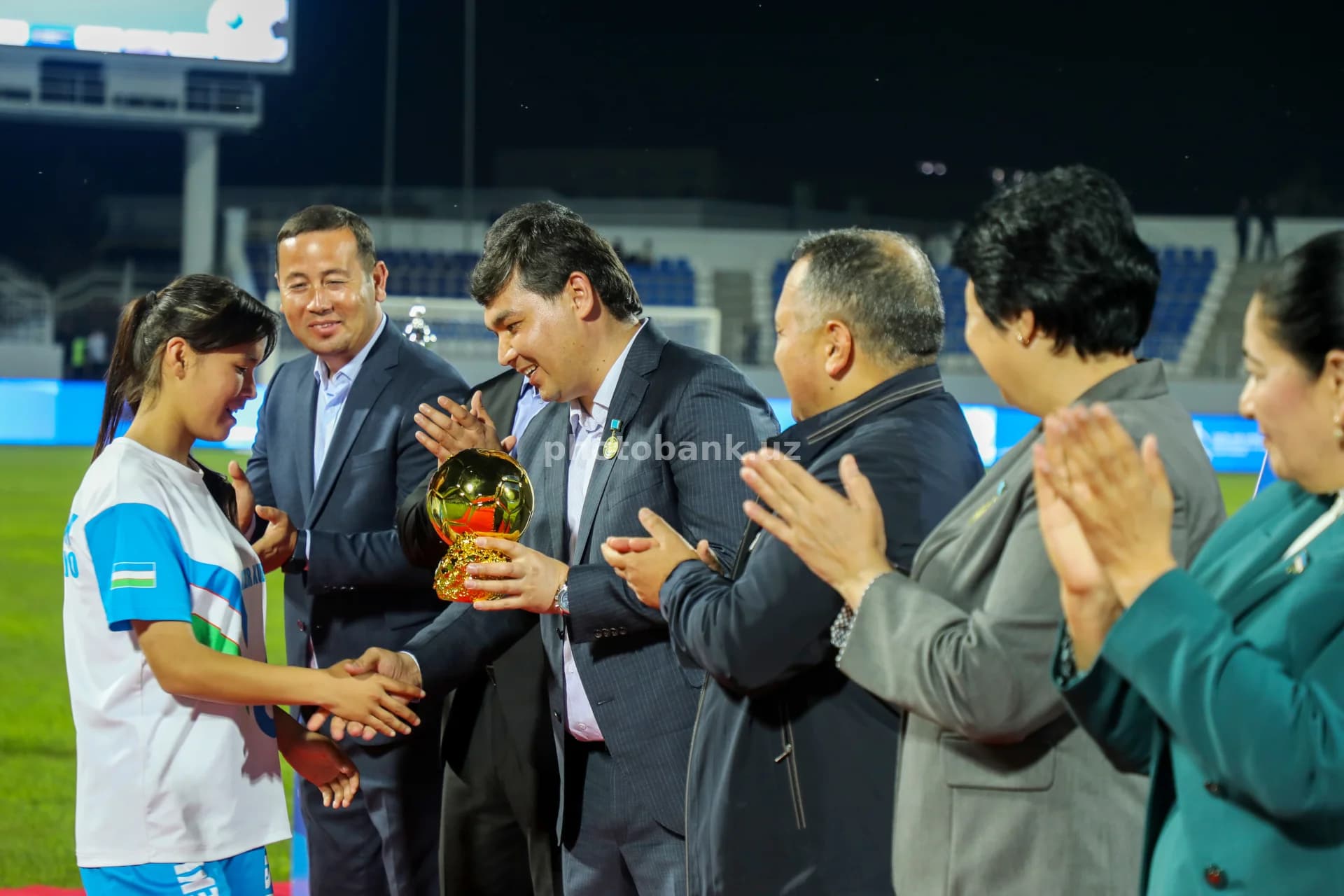 Sportchiga mukofotni rasmiy ravishda topshirish