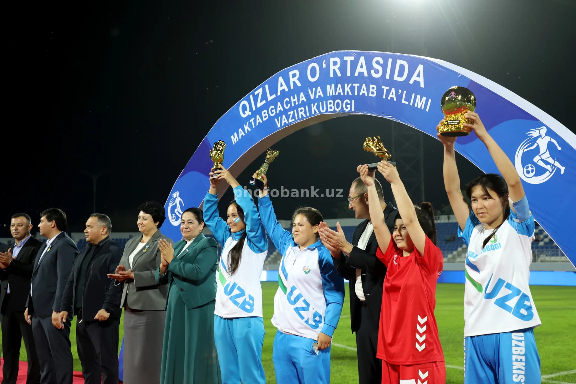 Yosh sportchi qizlar g‘alabani nishonlashmoqda