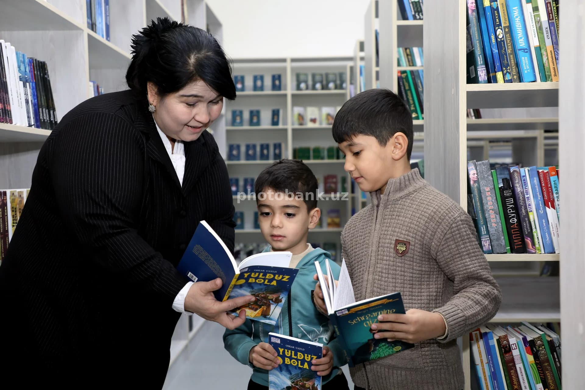 Librarian helps children choose books