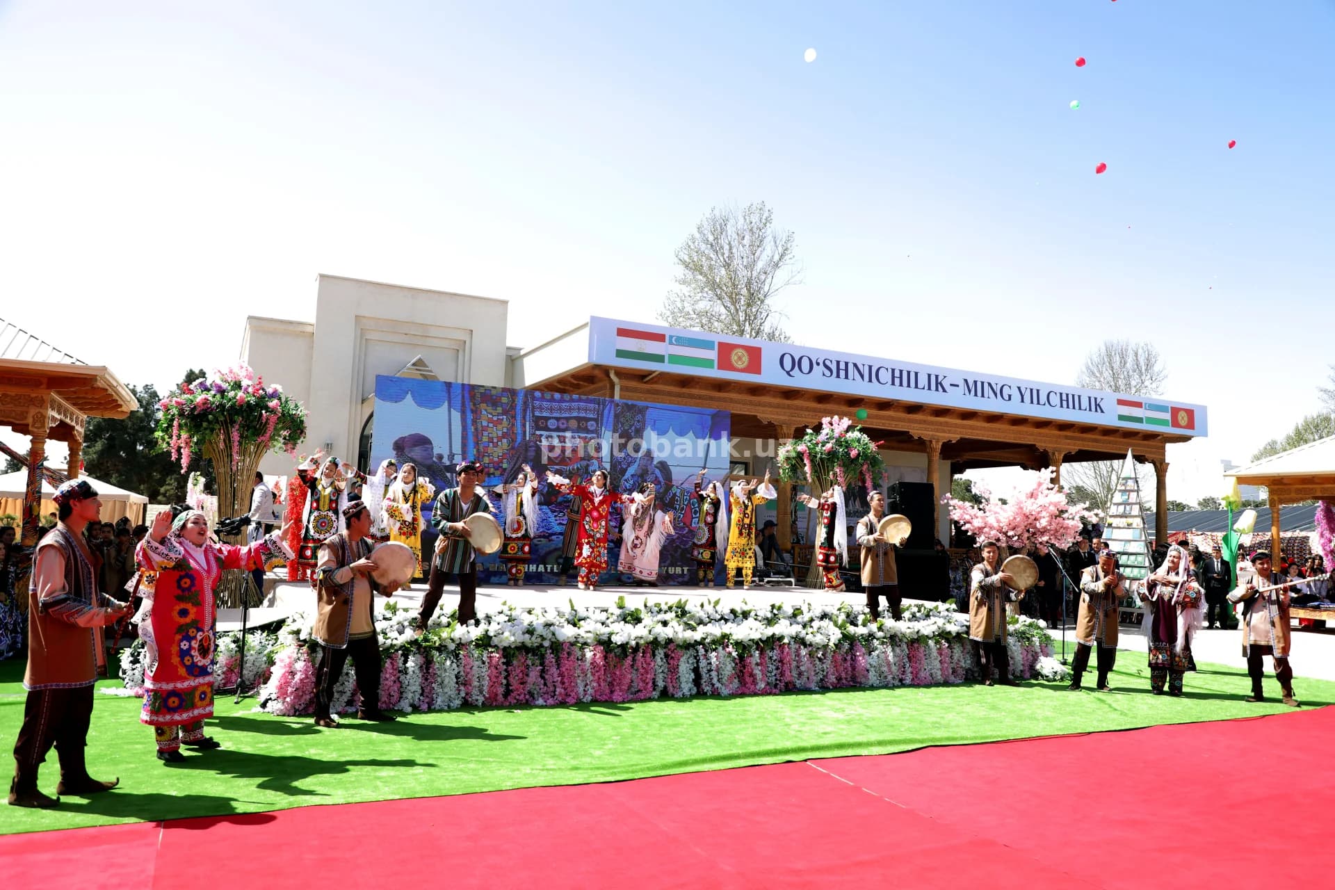 Ijrochilar ochiq sahnada raqsga tushishmoqda