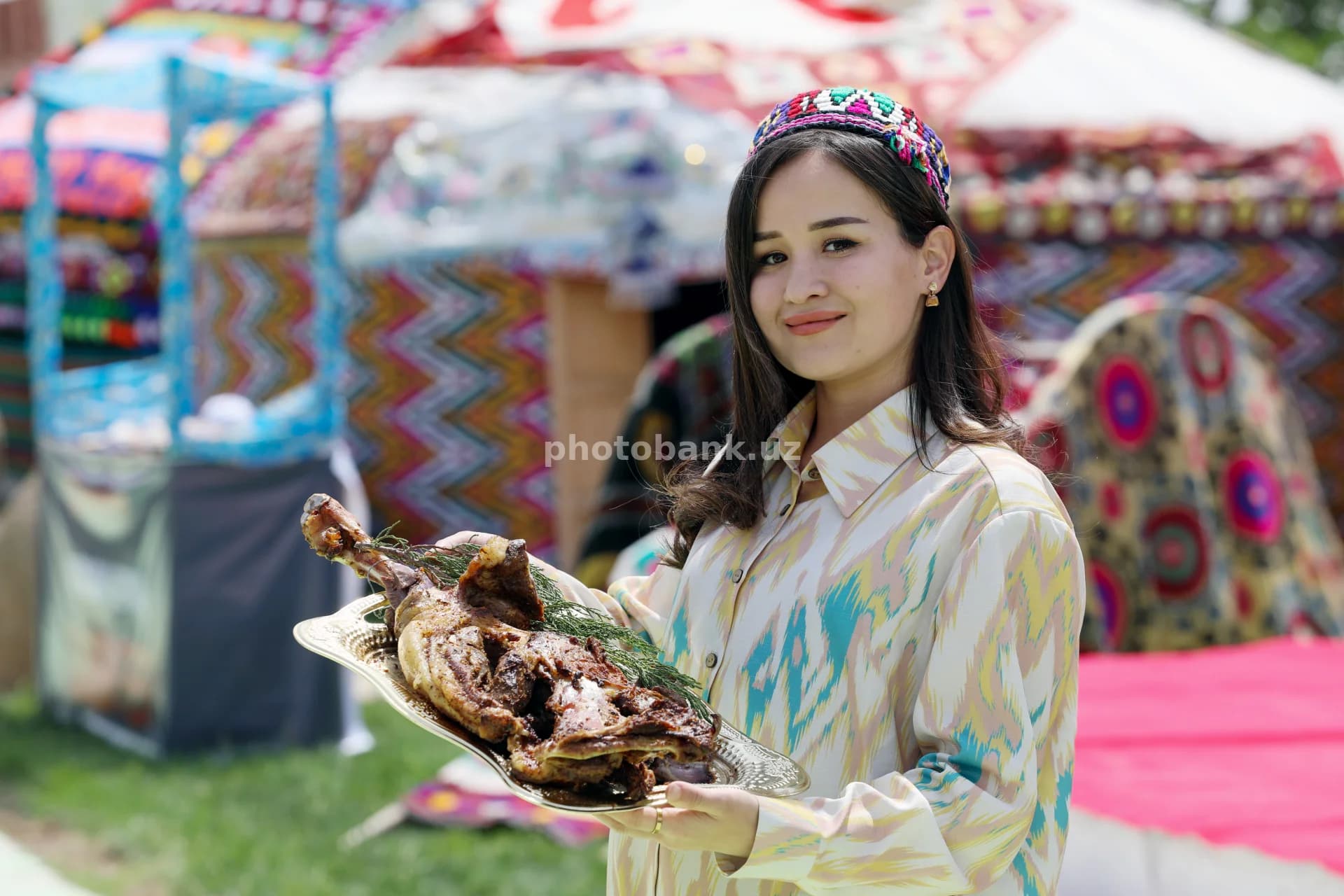 Tandir go‘sht namoyish etayotgan qiz