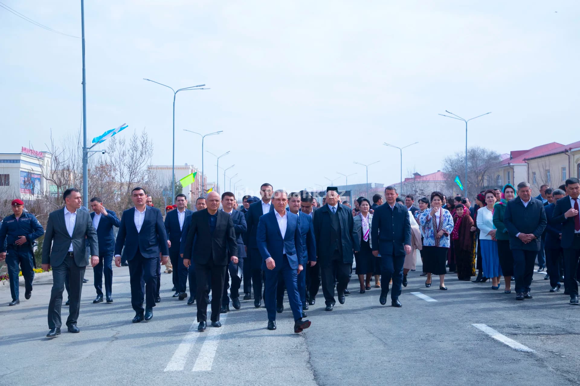 Rasmiylar shahar ko‘chasi bo‘ylab yurishmoqda