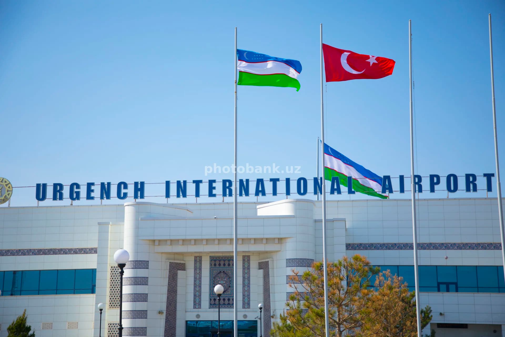 Urganch xalqaro aeroportida bayroqlar hilpiraydi.