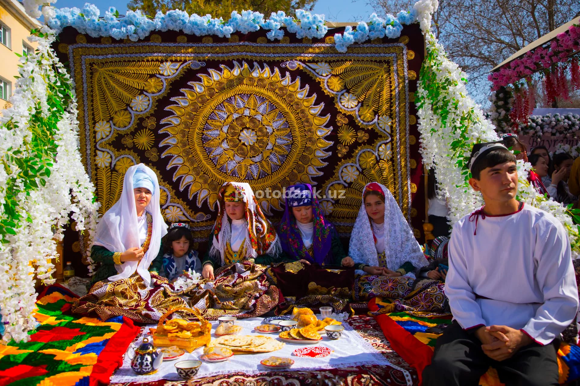 Bahor bayramida odamlar bayram qilishadi