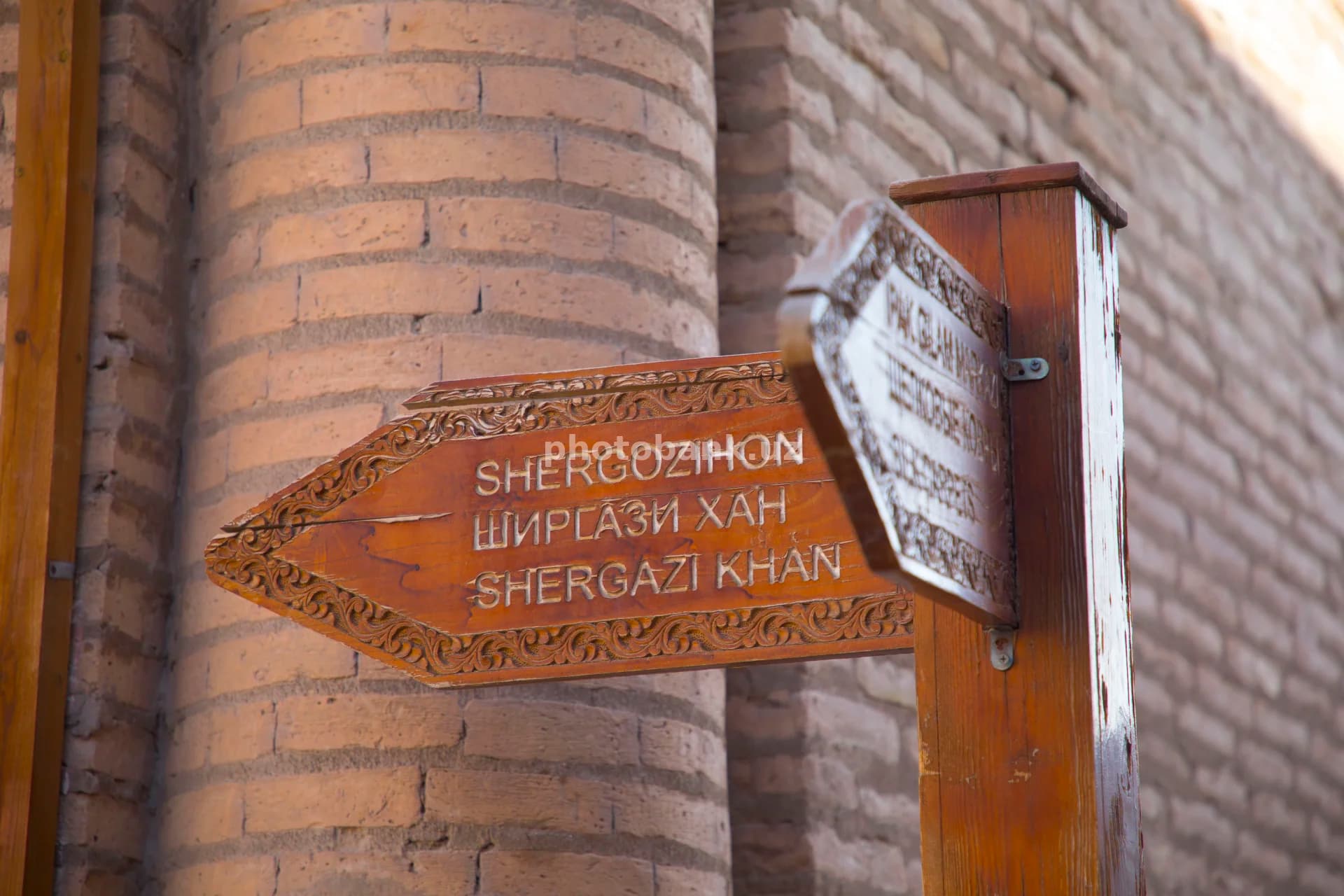 Yog‘och belgi yodgorlik tomon ishora qiladi