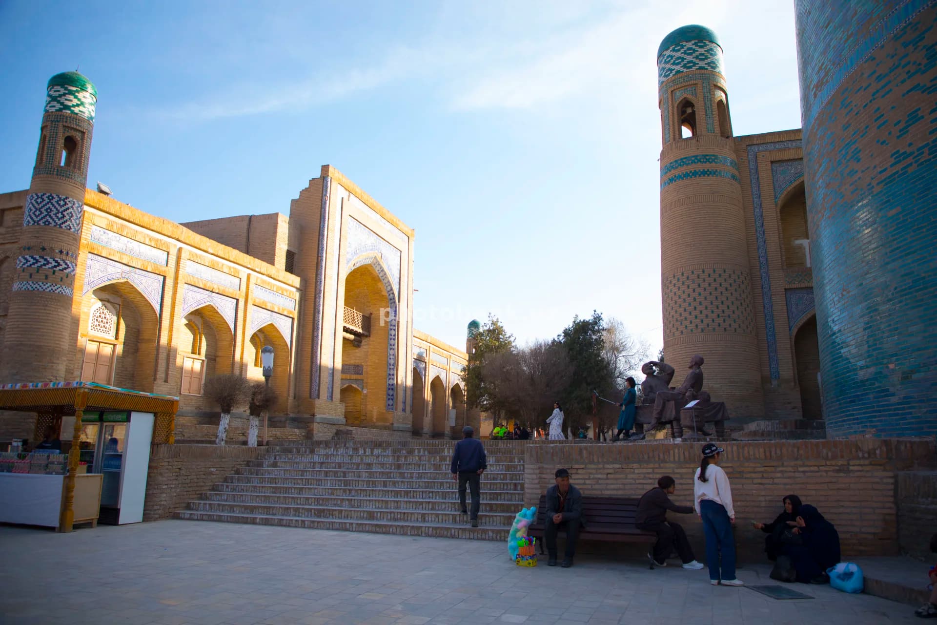 Odamlar shaharning tarixiy maydoniga tashrif buyurishadi