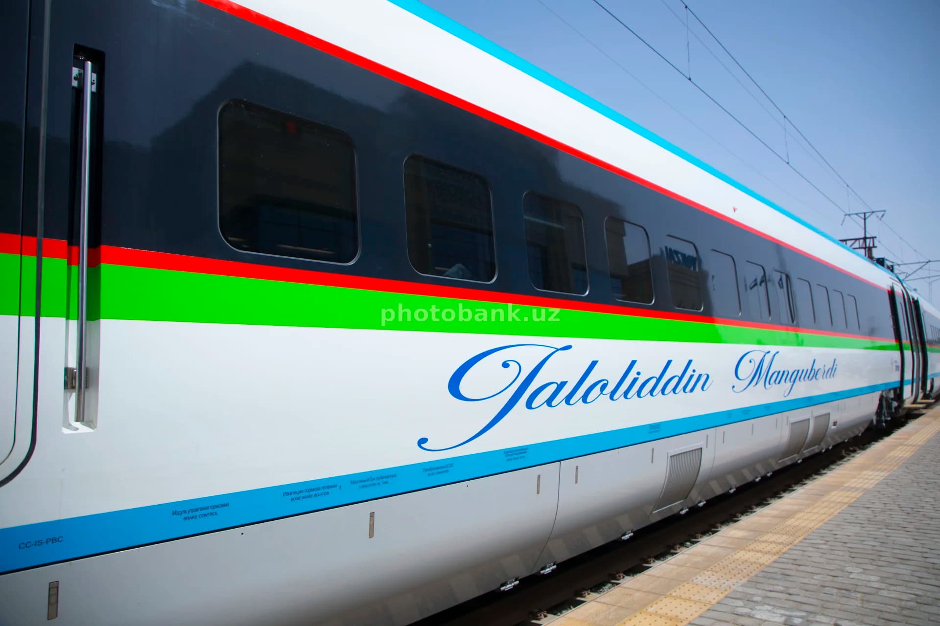 Zamonaviy poyezd bekatda to‘xtab turibdi