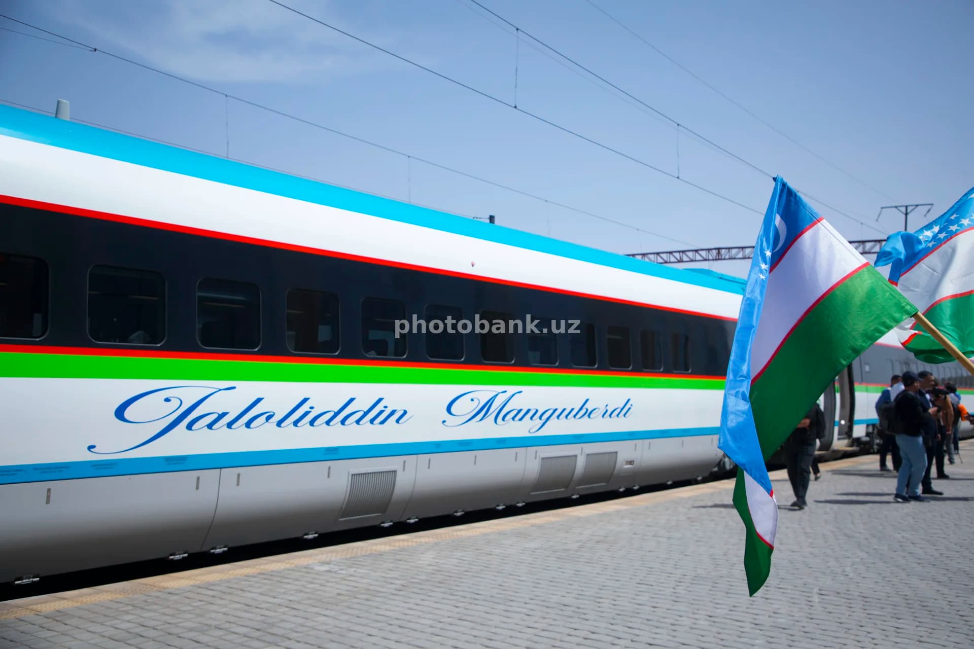 odamlar tezyurar poyezd kutib turishibdi