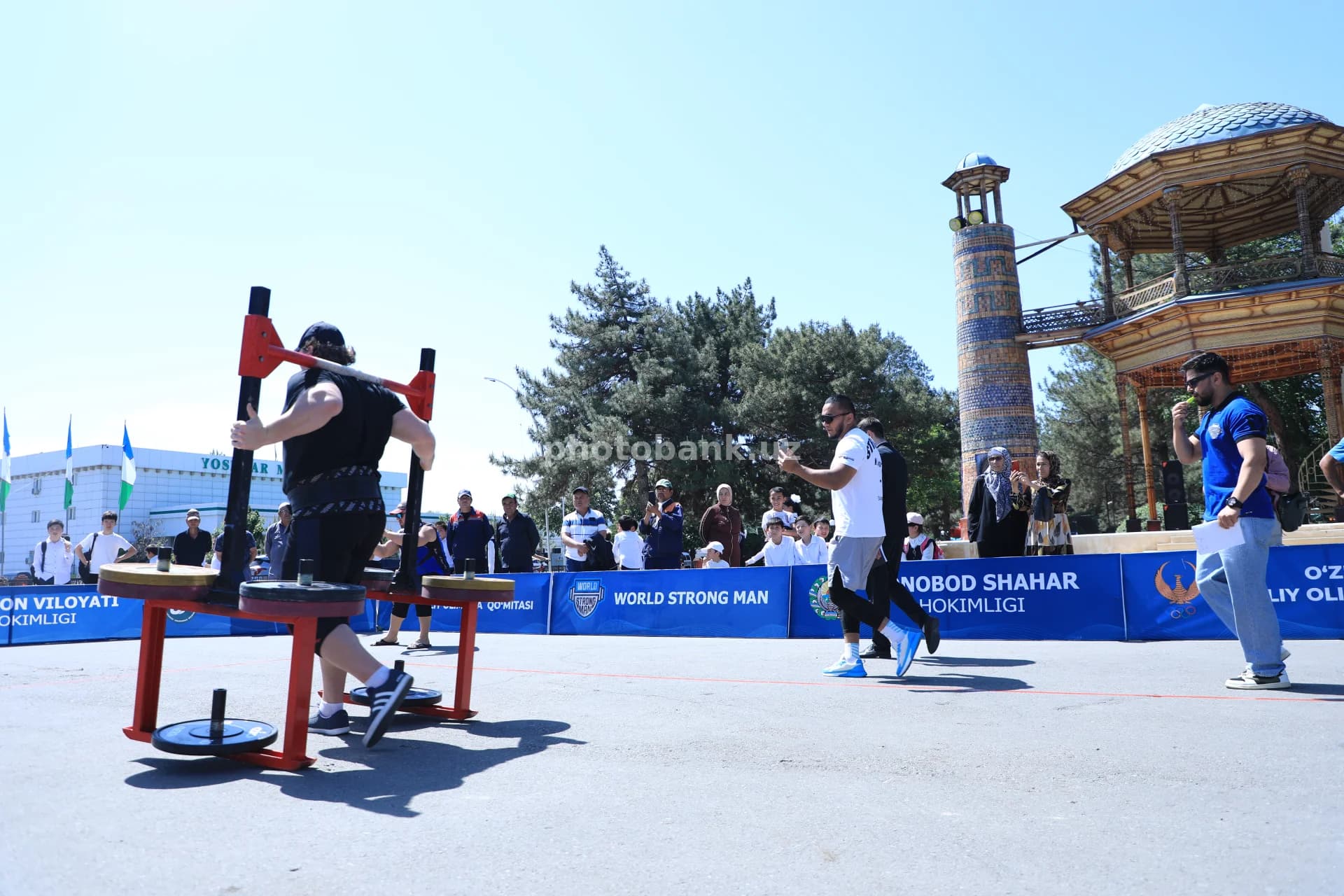 Sportchi og‘ir yuklarni ko‘taradi