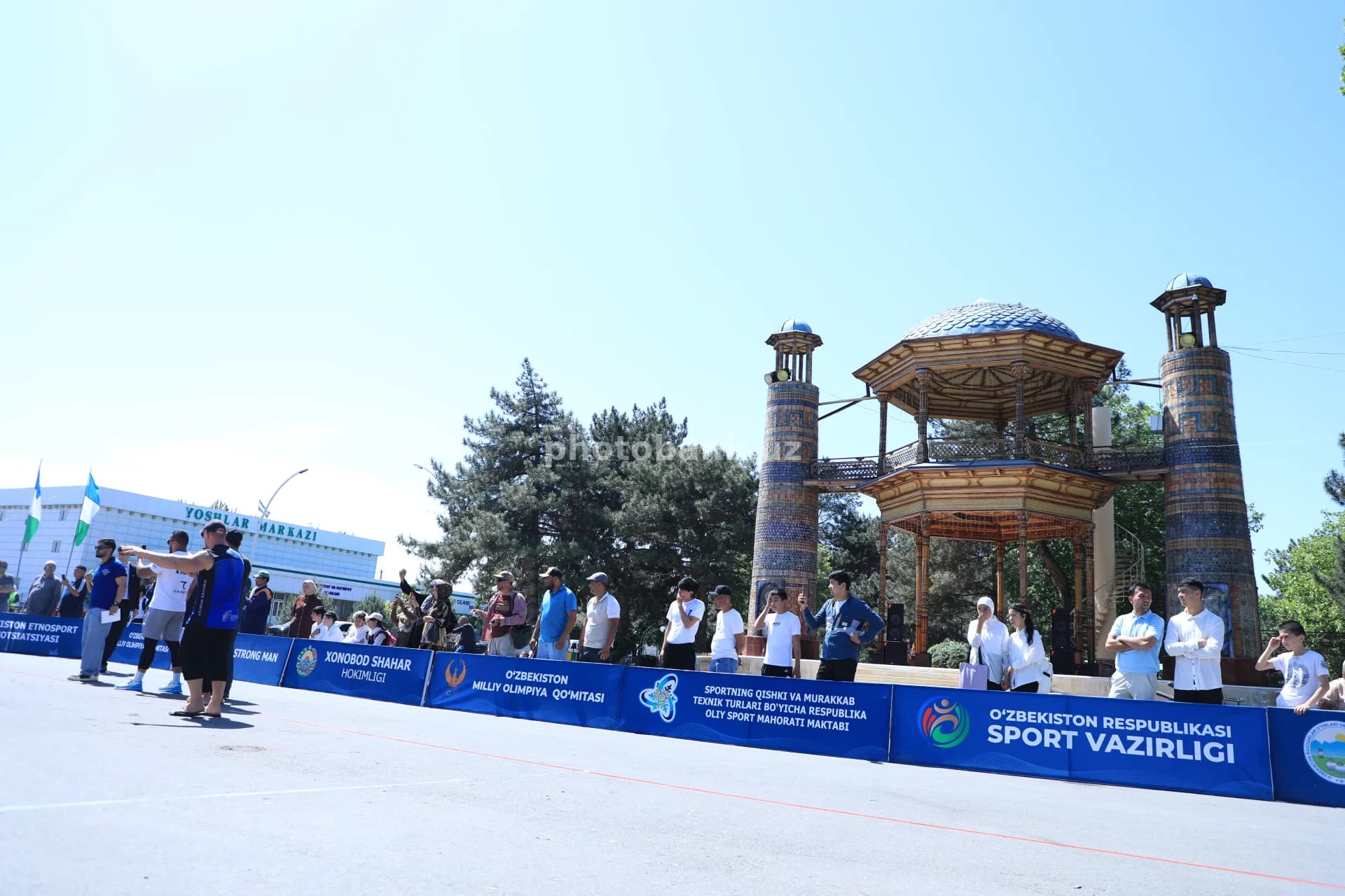 Odamlar ochiq havodagi tadbirda qatnashmoqda