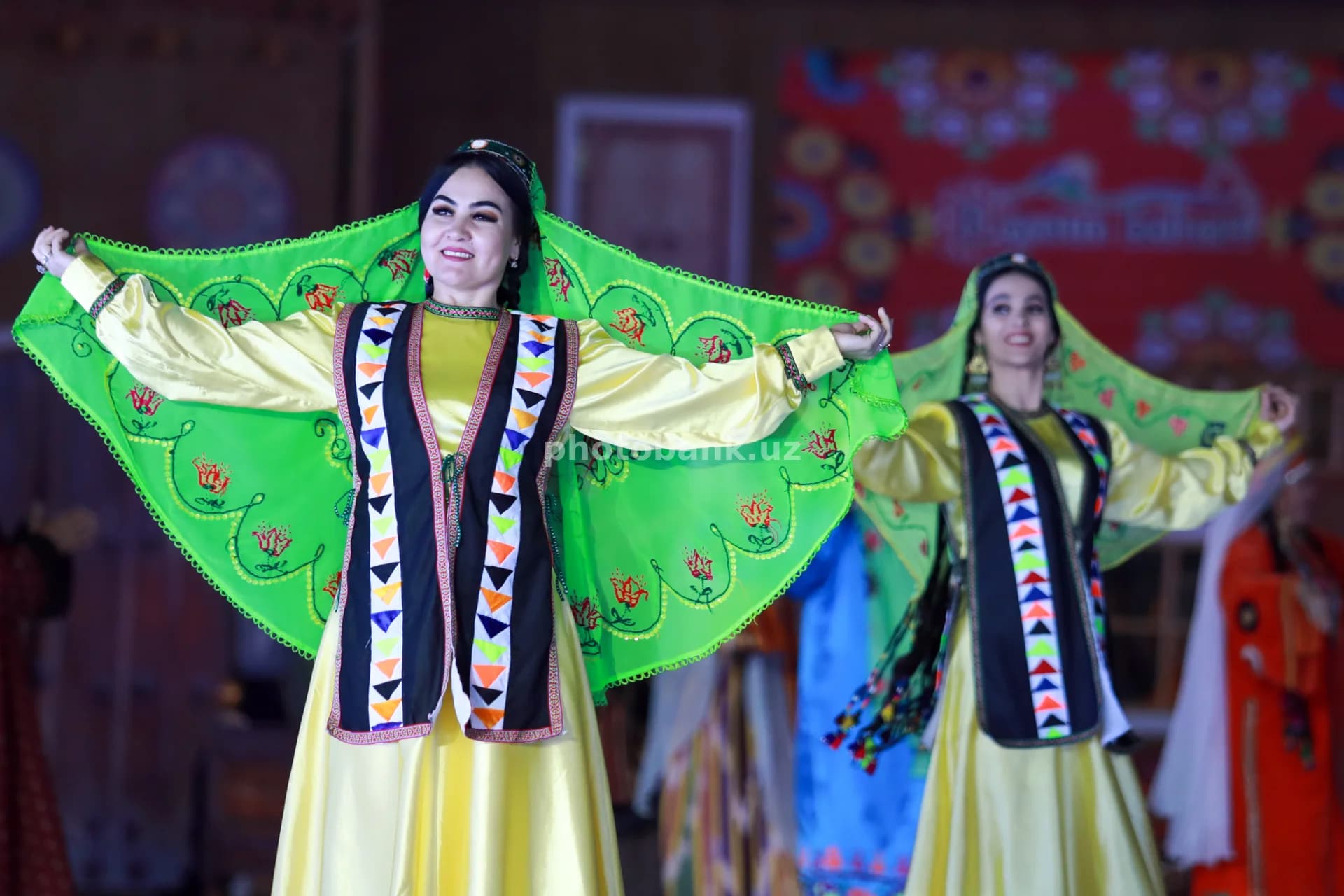 Raqqosalar anʼanaviy xalq raqsini ijro etishmoqda