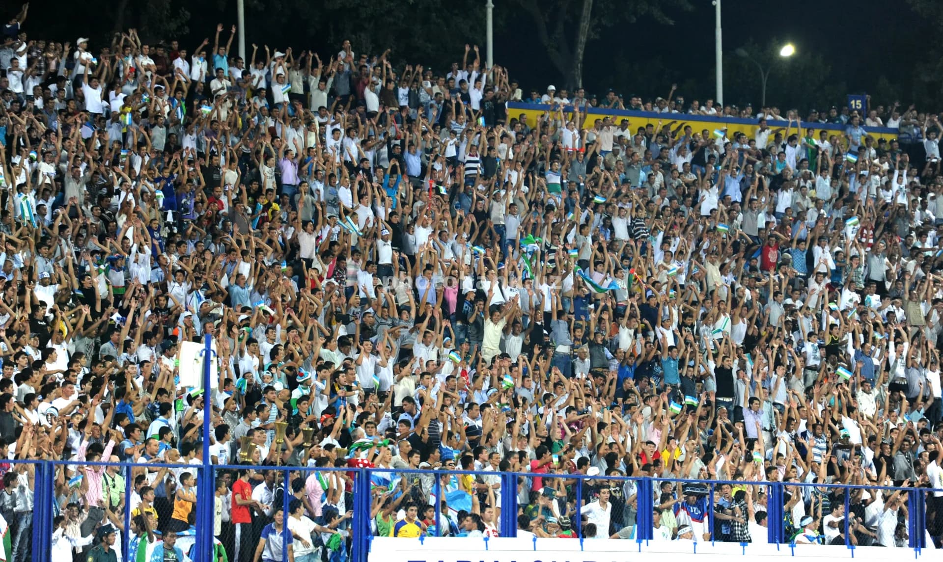 Tungi stadionda olomon olqishlamoqda