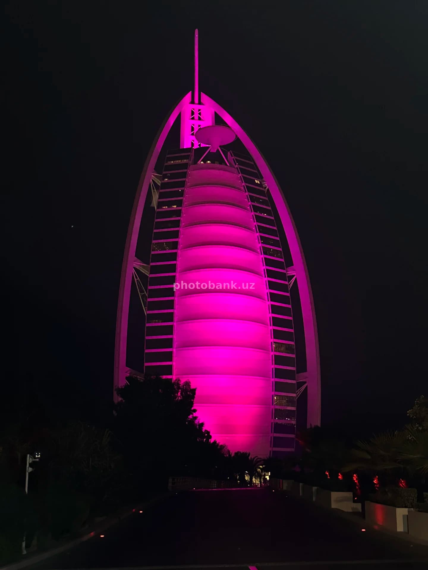 Burj Al Arab pushti rangda porlamoqda