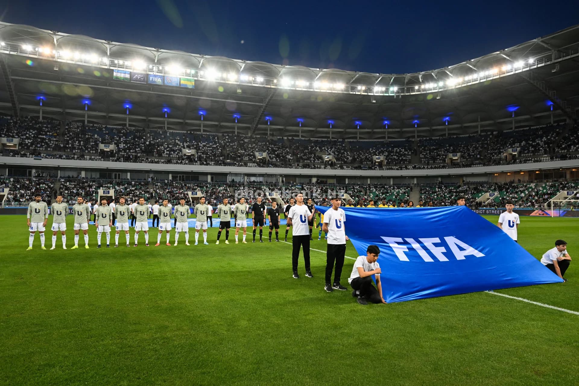 Futbolchilar oʻyin oldidan saf tortmoqda
