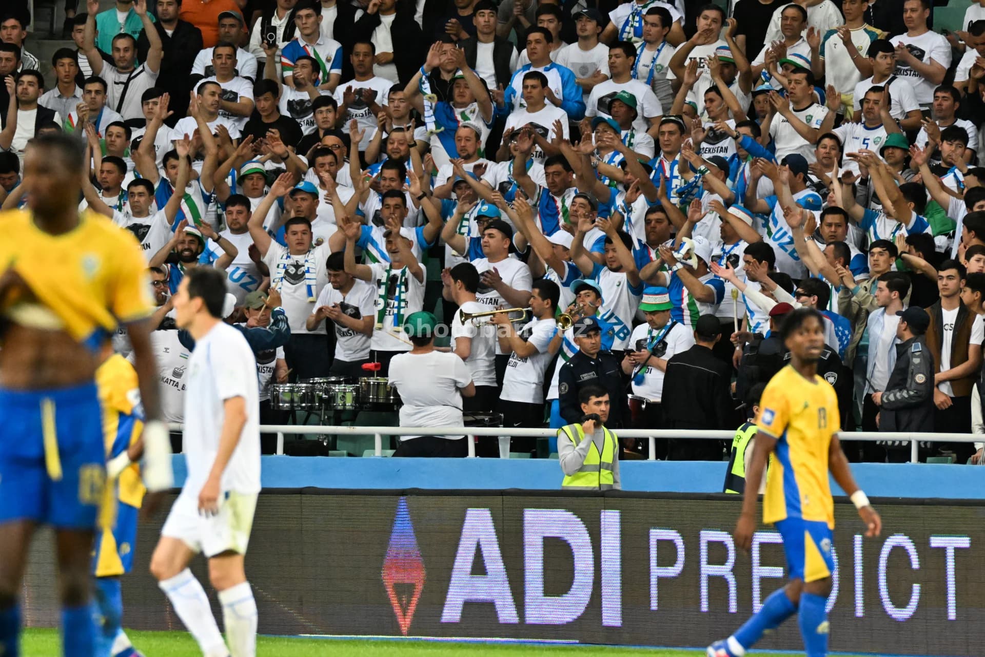 Futbol oʻyinida muxlislar olqishlamoqda