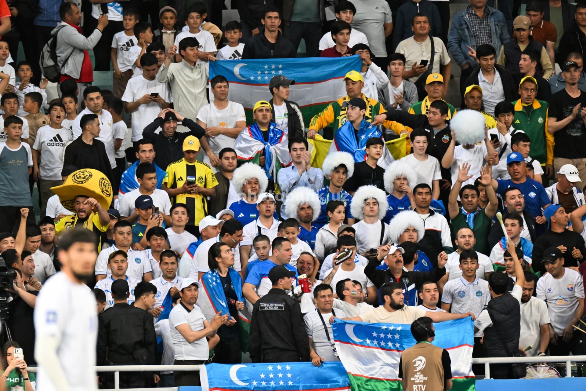 Futbol oʻyinida muxlislar olqishlamoqda
