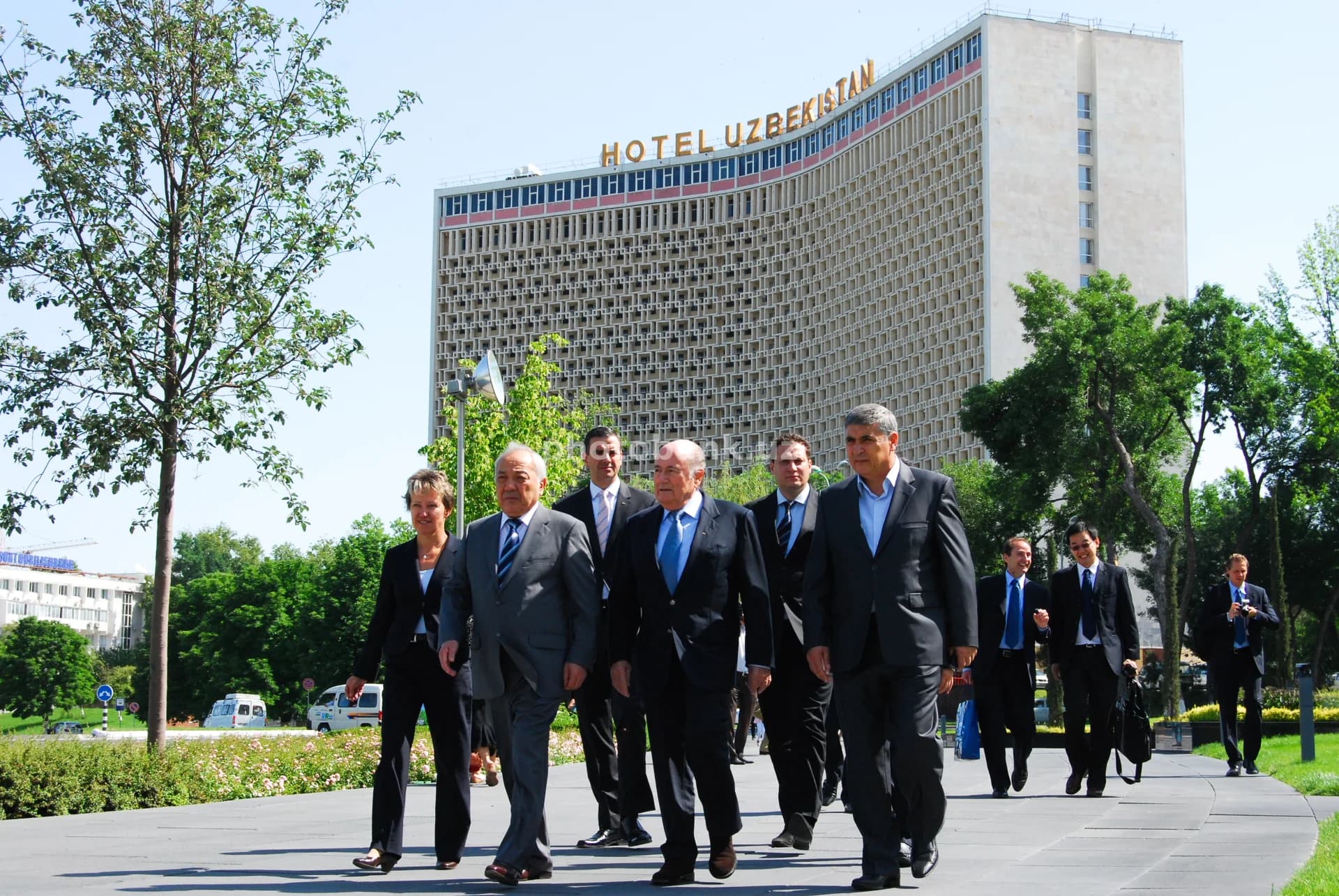Delegatsiya "Oʻzbekiston" mehmonxonasi yaqinida sayr qilmoqda