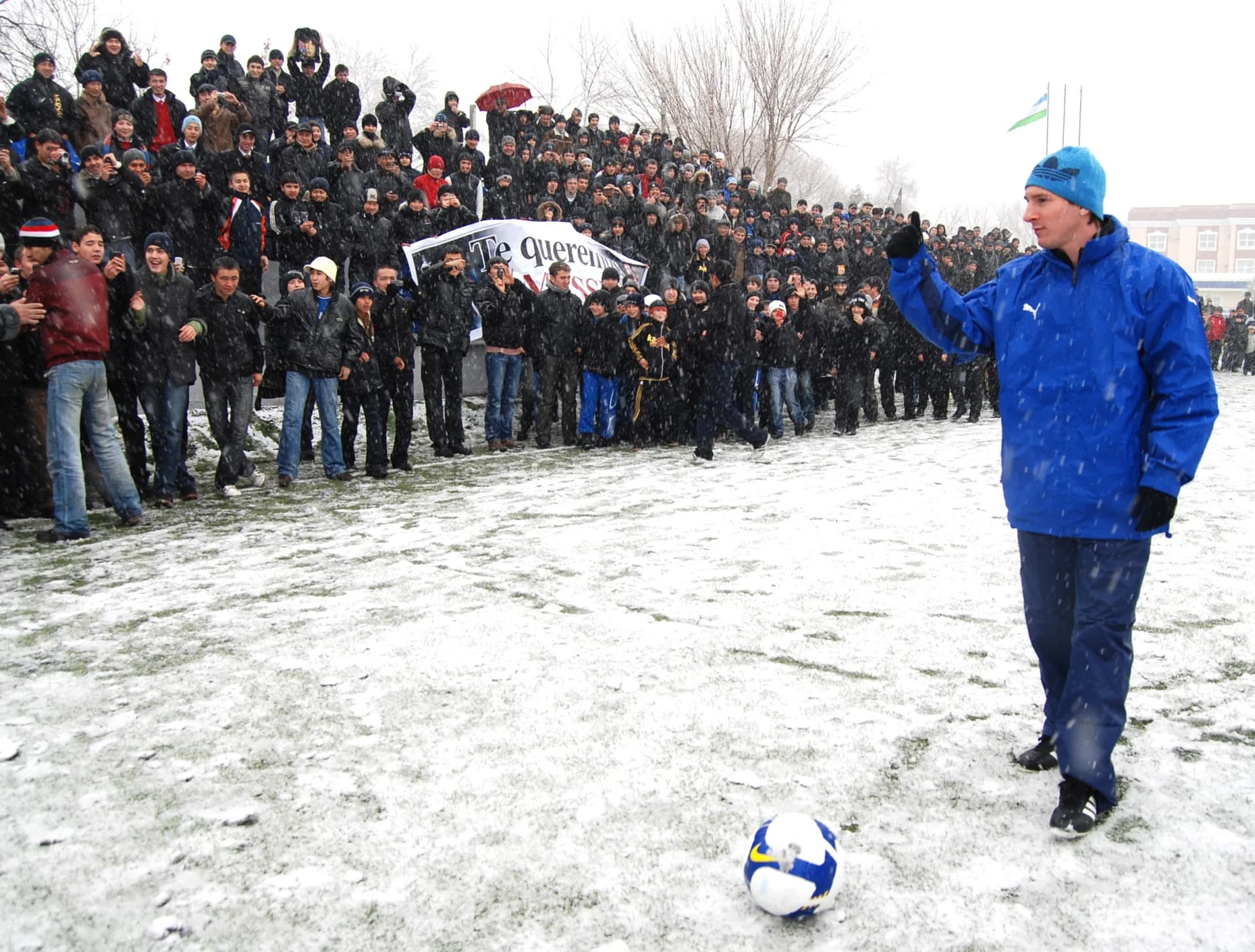 Sportchi qor yogʻayotganda muxlislarni kutib olmoqda