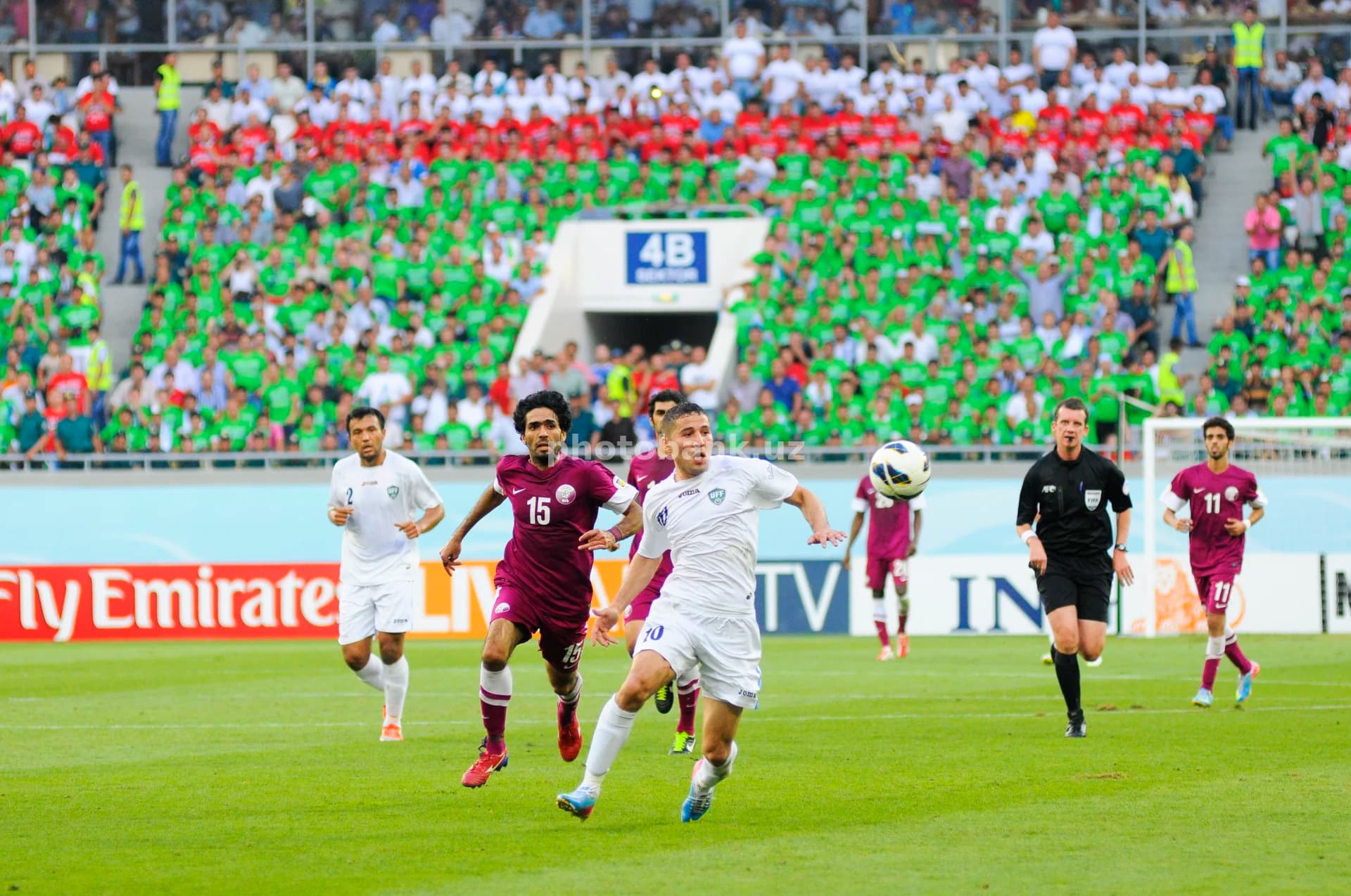 Futbol toʻpi uchun kurashayotgan oʻyinchilar