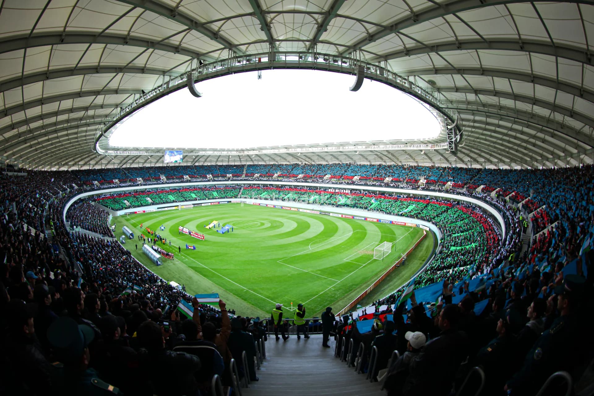 Odamlar katta zamonaviy stadionni toʻldiradi