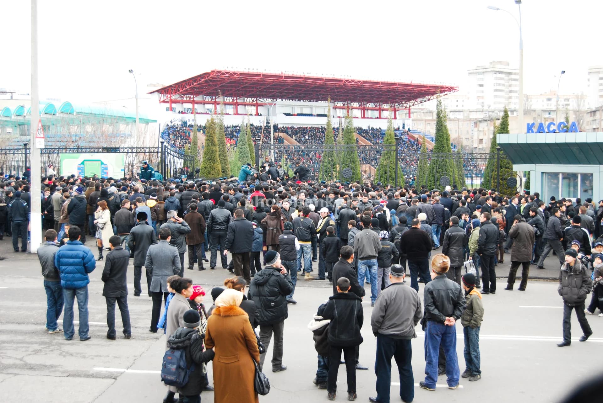 Sport stadioni tashqarisida toʻplangan olomon