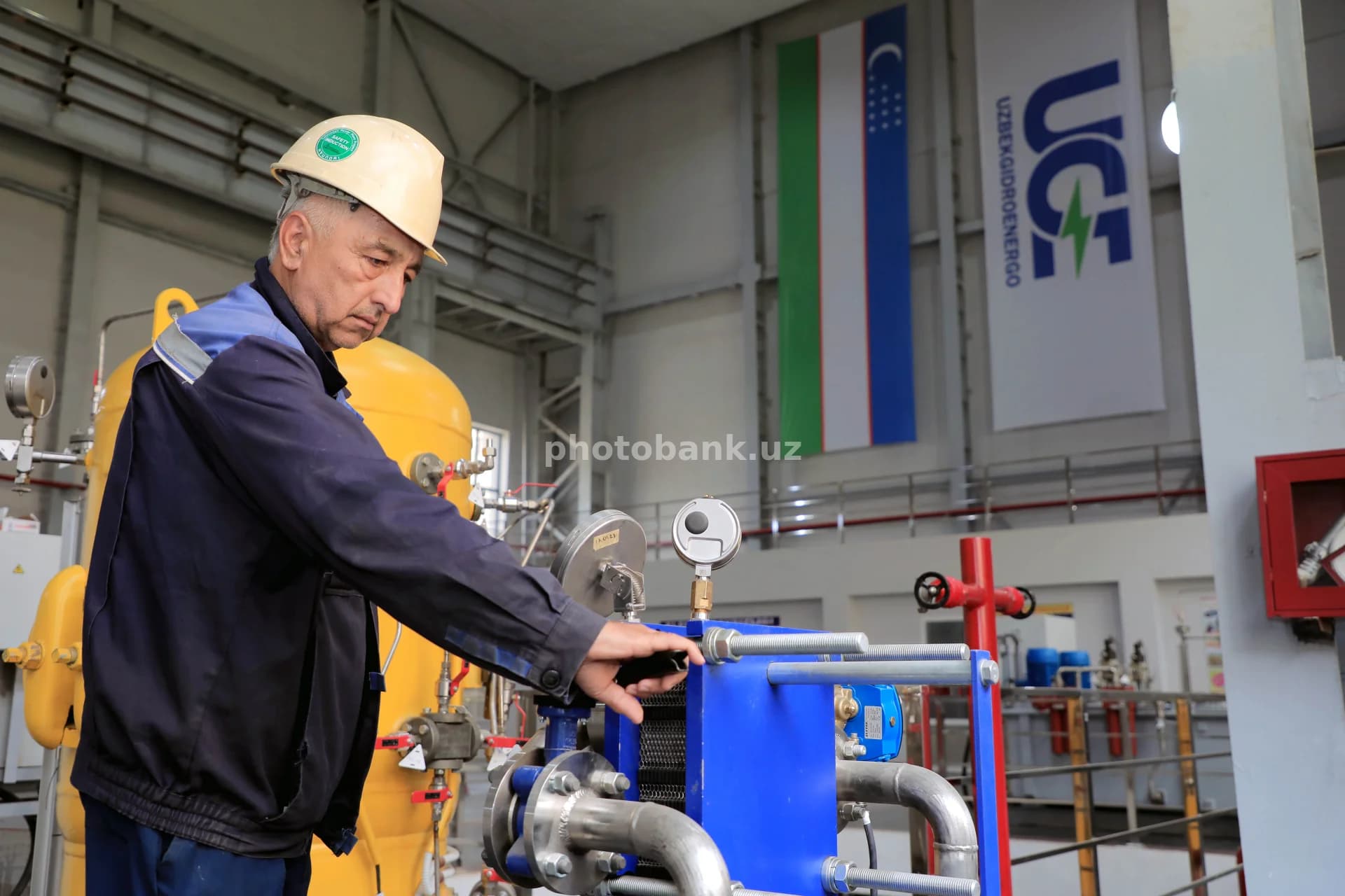 Ishchi sanoat uskunalarining bosimini nazorat qiladi