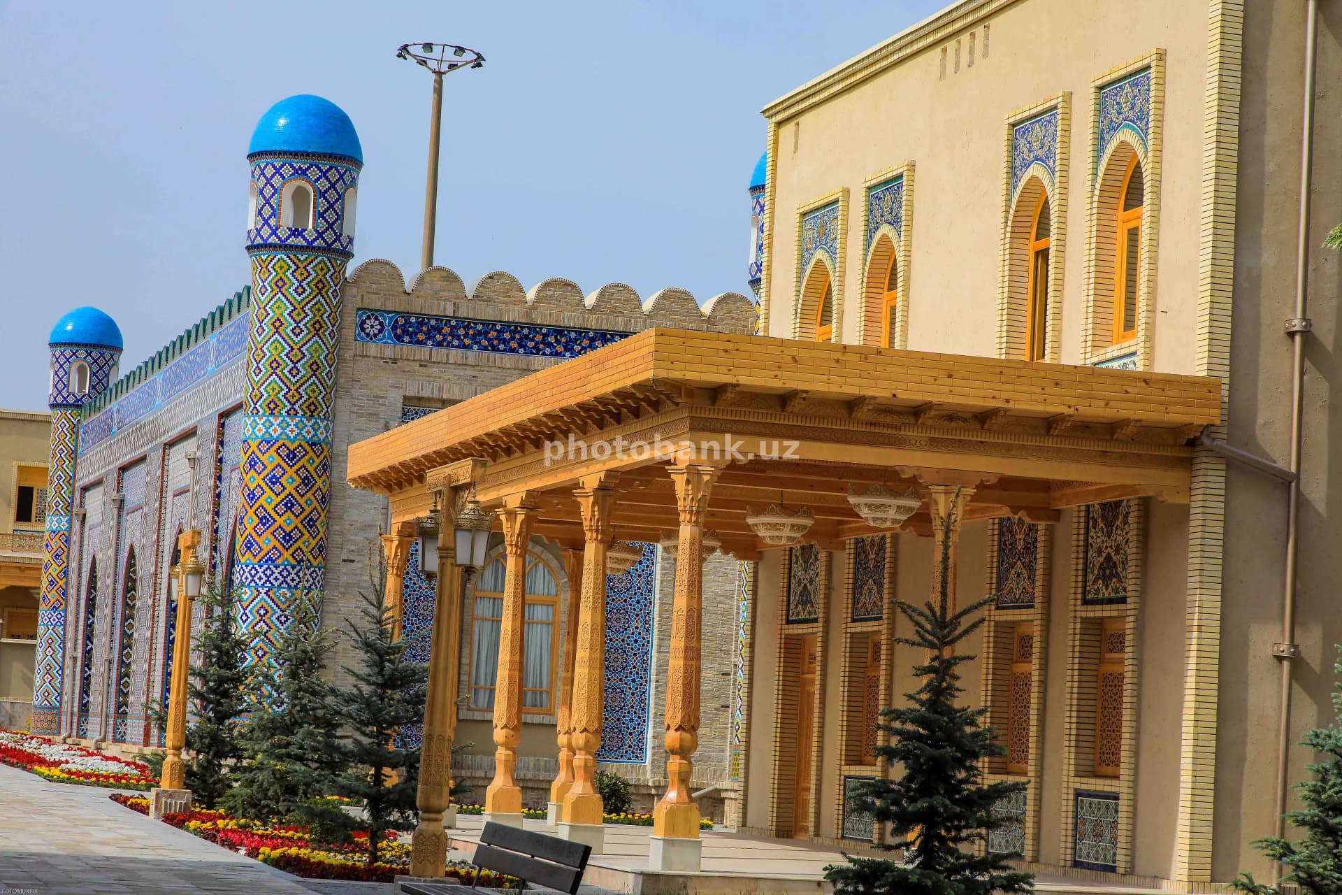 Quyosh nuri masjid meʼmorchiligini yoritmoqda