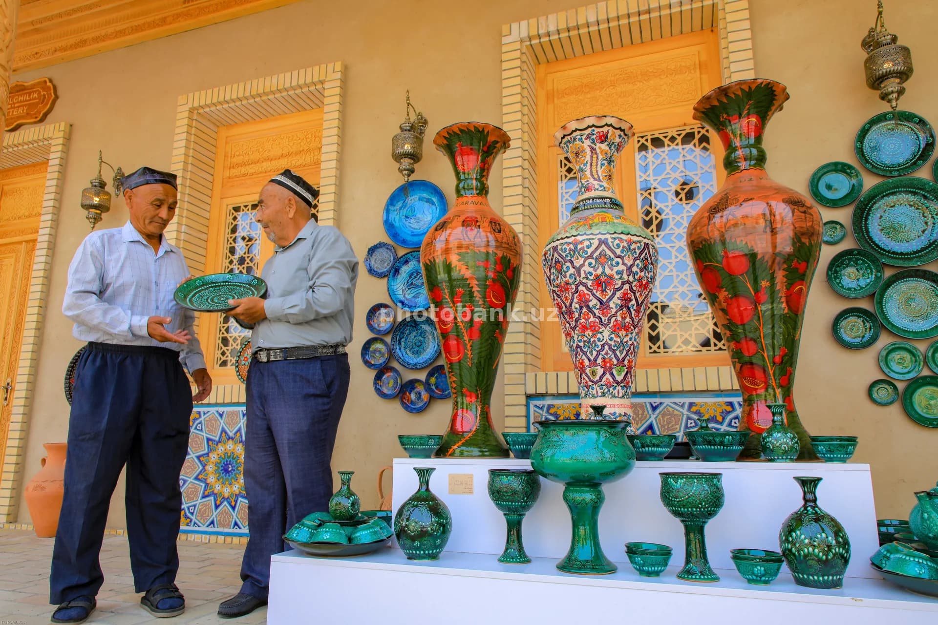 Hunarmandlar anʼanaviy kulolchilik buyumlarini namoyish etishmoqda