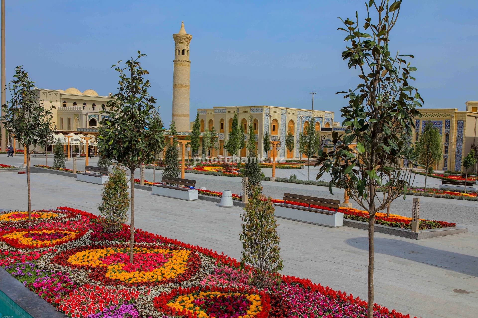 Quyosh nuri tarixiy masjid majmuasini yoritmoqda