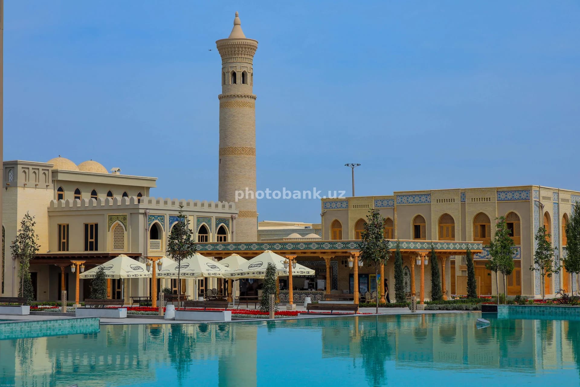 Quyosh nuri tarixiy masjid majmuasini yoritmoqda