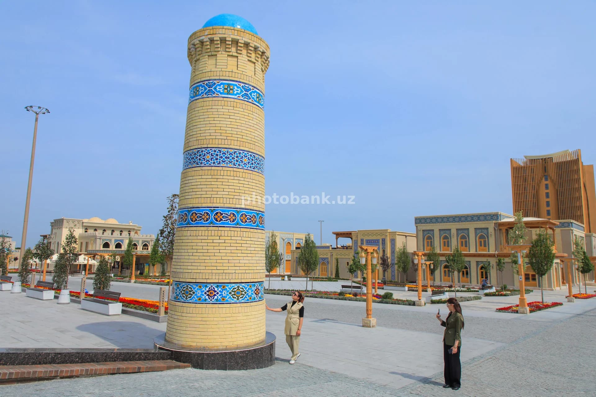 Tashrif buyuruvchilar tarixiy minora bilan tanishadilar