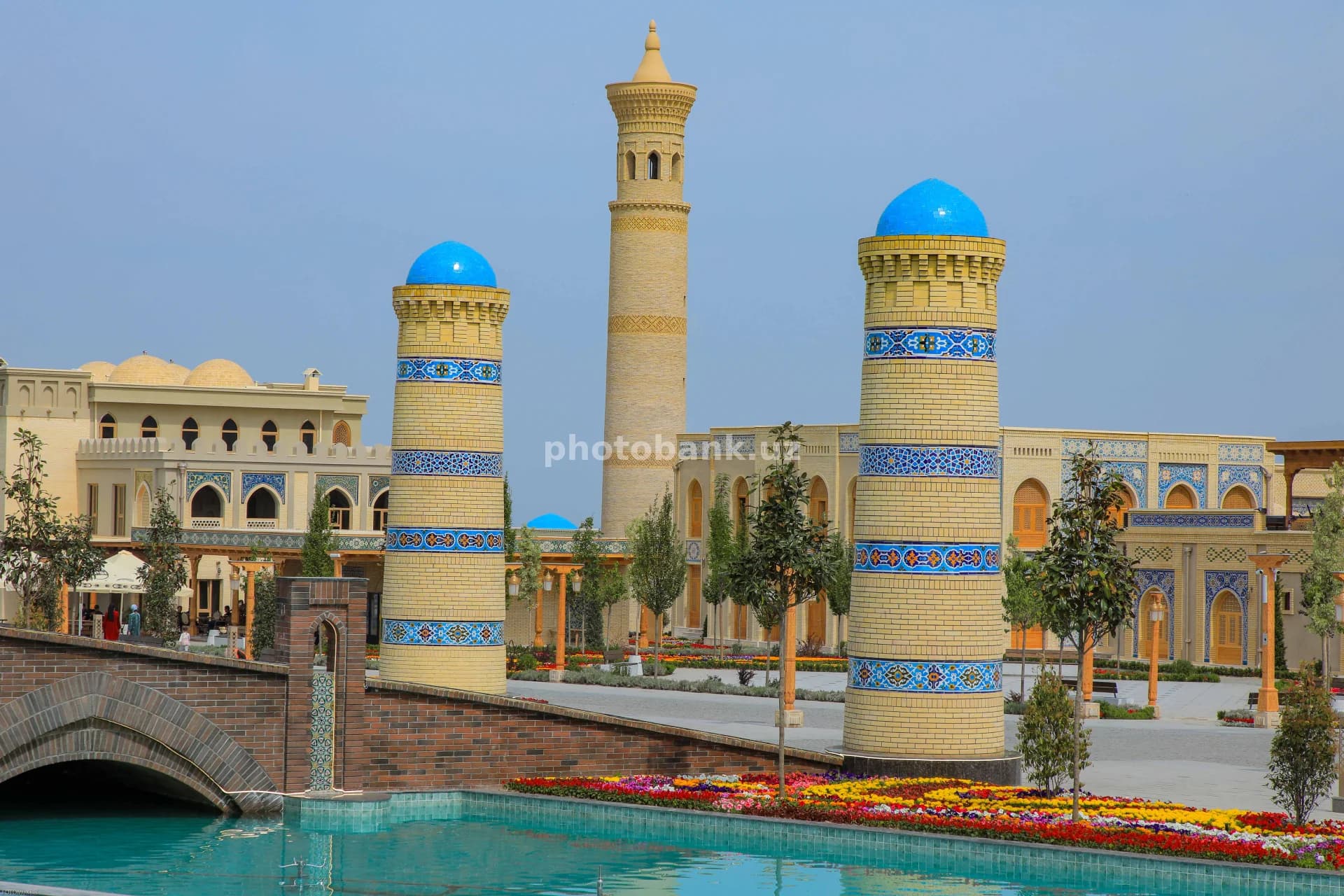 Quyosh nuri tarixiy masjid majmuasini yoritmoqda
