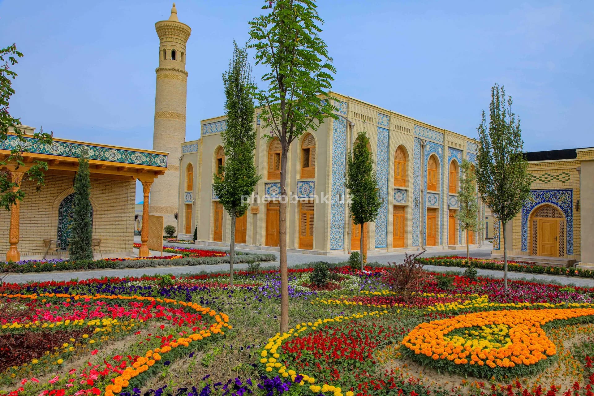 Quyosh nuri tarixiy masjid majmuasini yoritmoqda