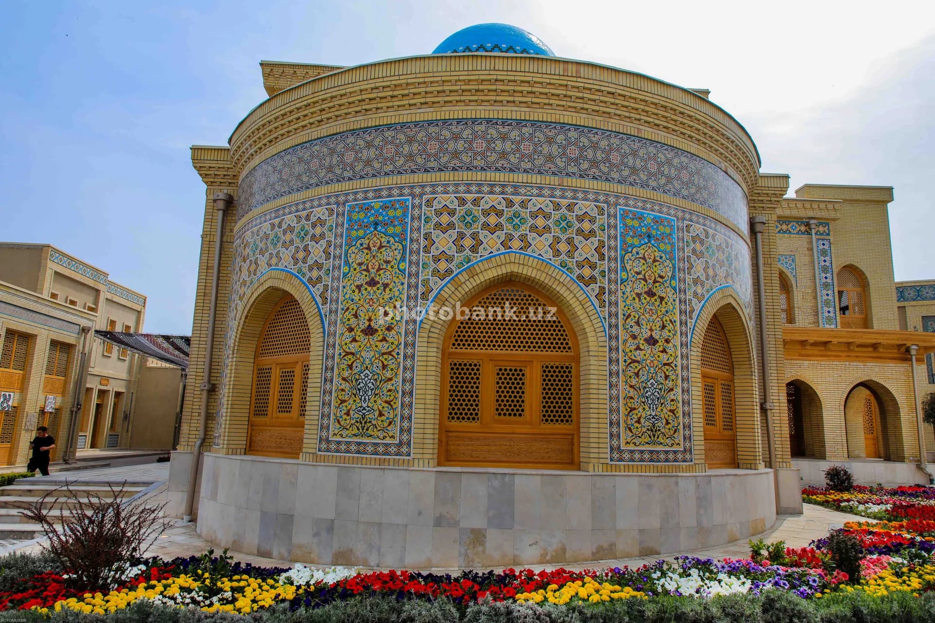 Quyosh nuri masjidni yoritib turibdi