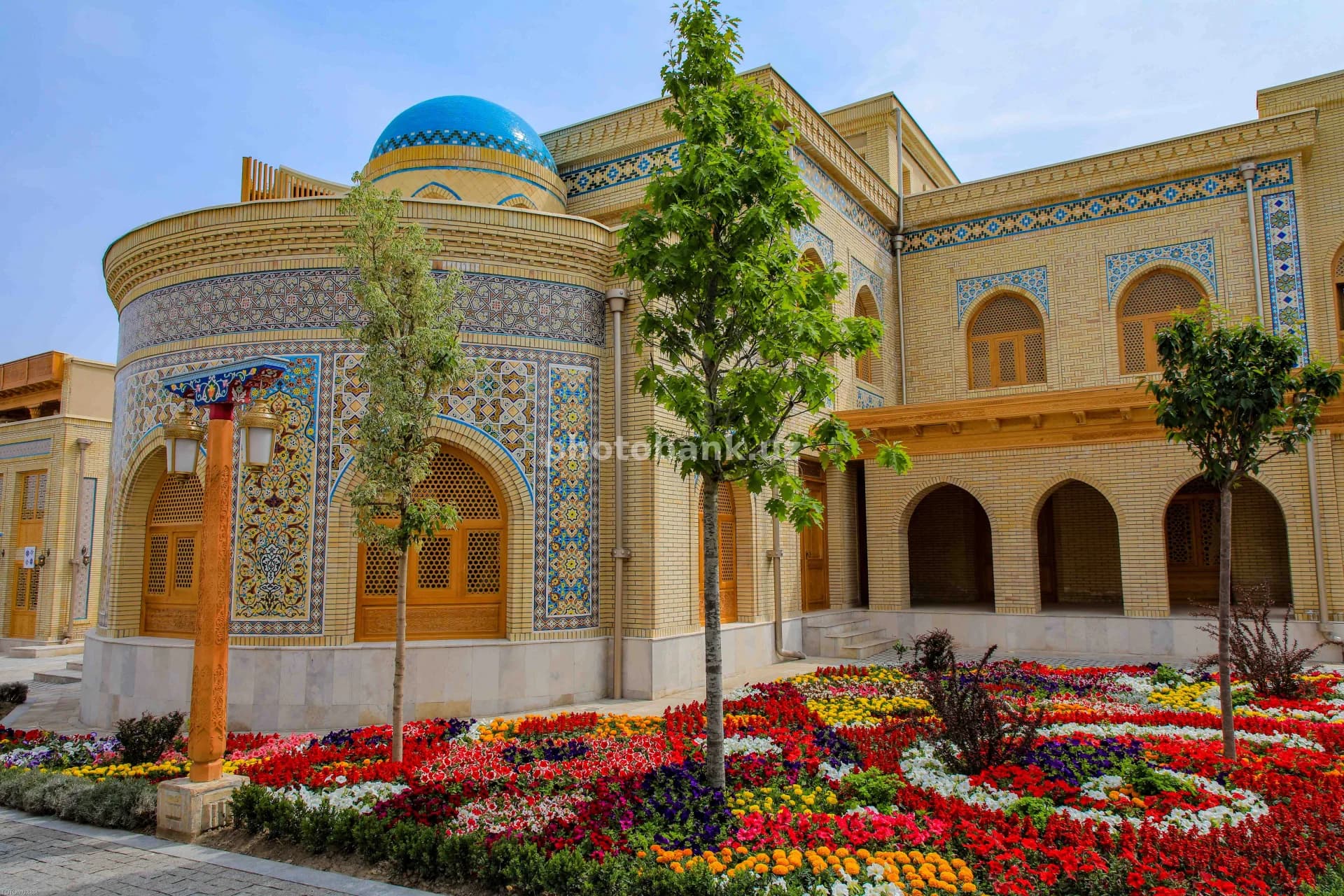 Quyosh nuri masjid hovlisini yoritmoqda