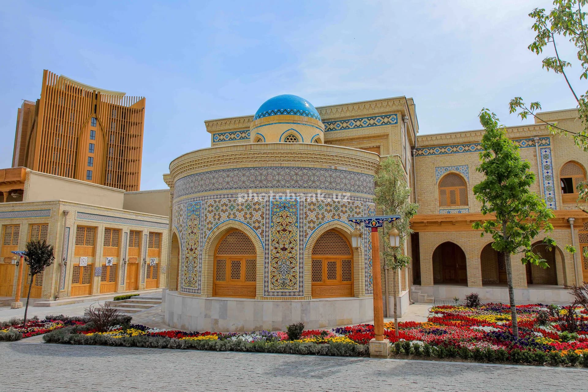 Quyosh nuri masjid meʼmorchiligini yoritmoqda
