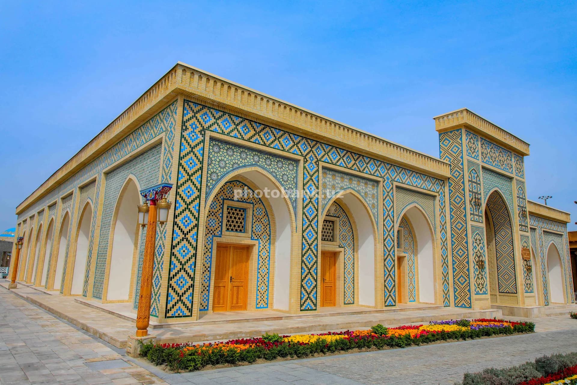 Quyosh nuri masjidni yoritib turibdi
