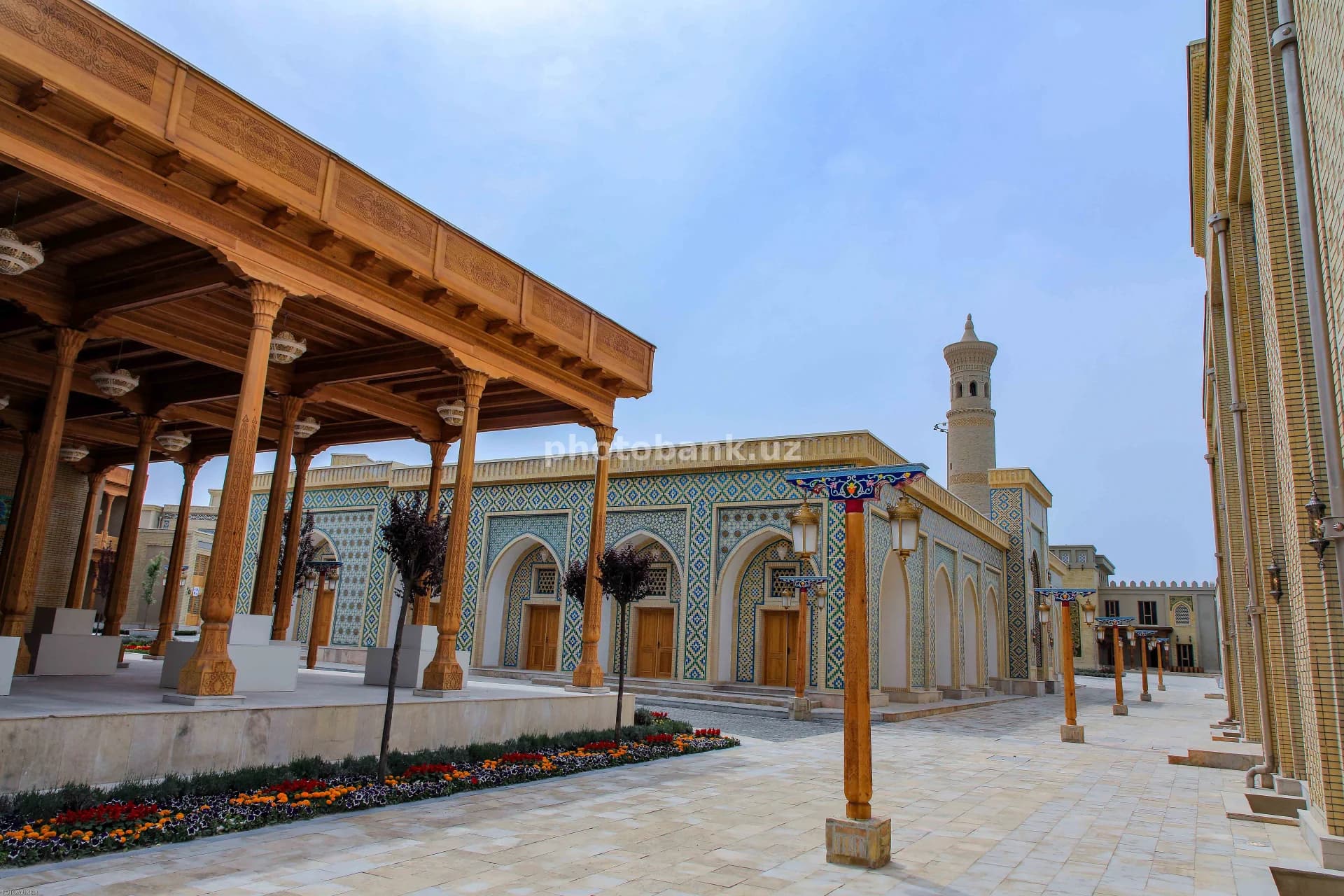 Quyosh nuri anʼanaviy masjid hovlisini yoritmoqda