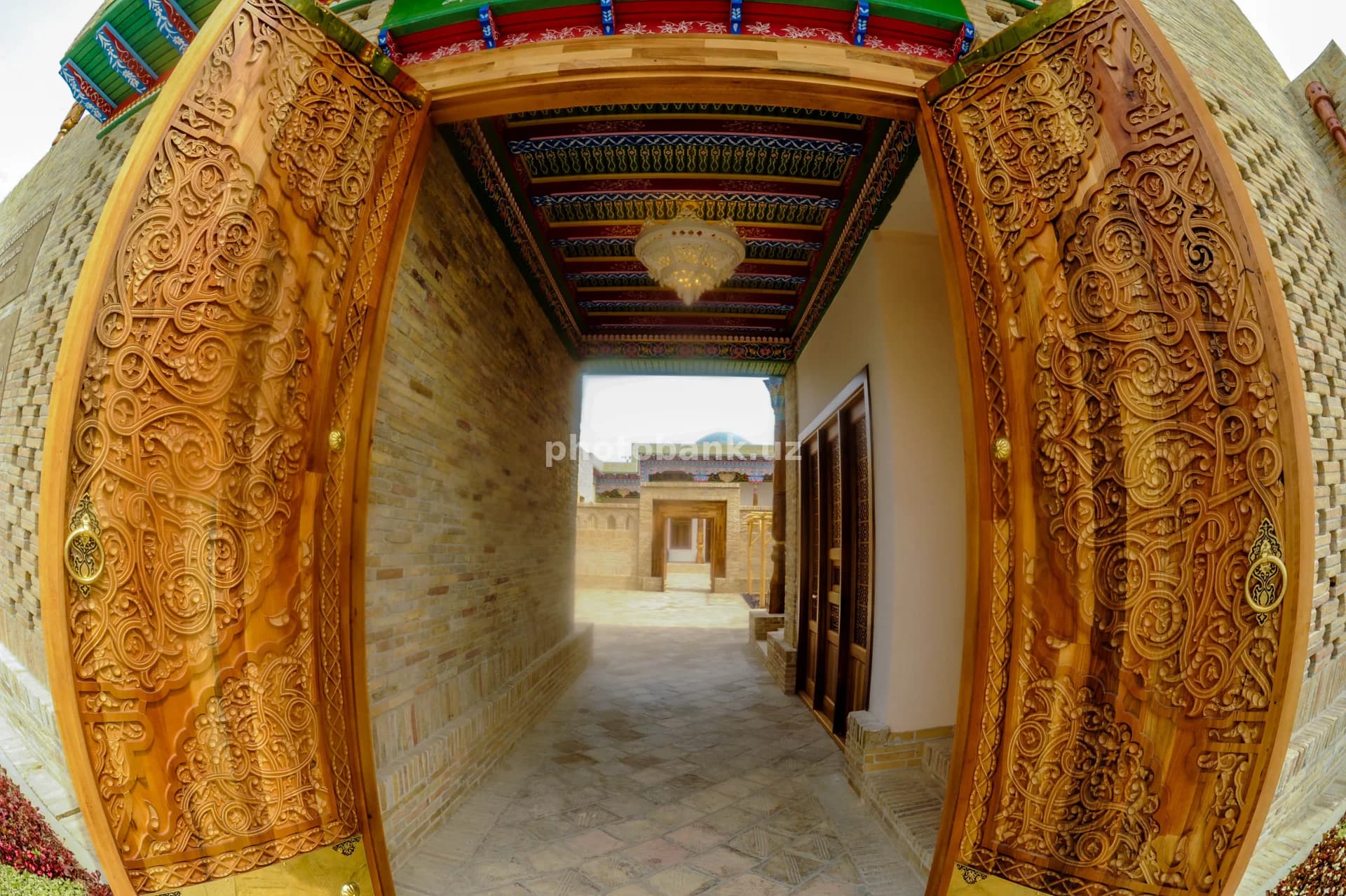 naqshinkor yogʻoch eshiklar hoshiyasi hovli