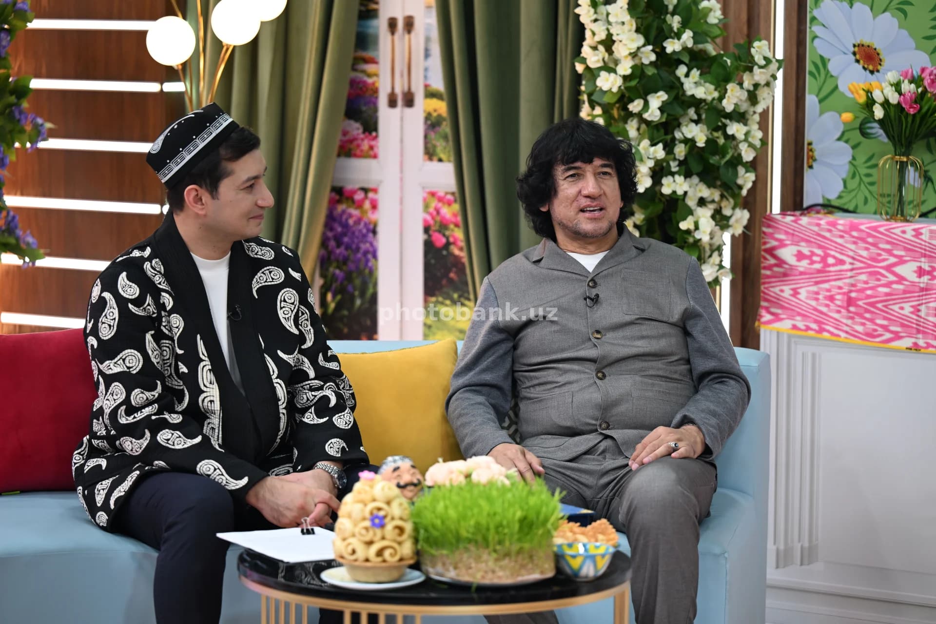 Studiyada suhbatlashayotgan ikki erkak