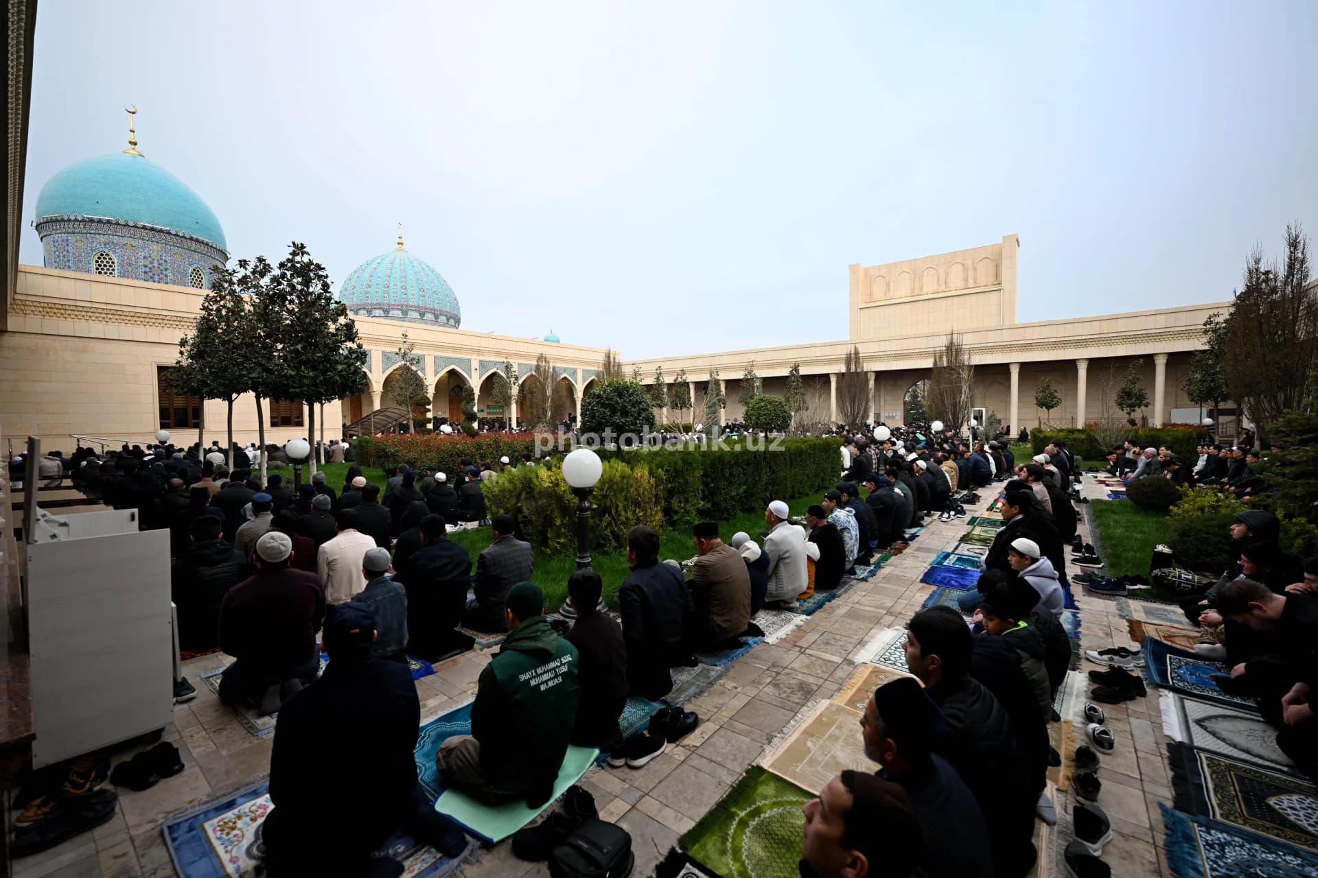 Erkaklar masjid hovlisida ibodat qilishadi