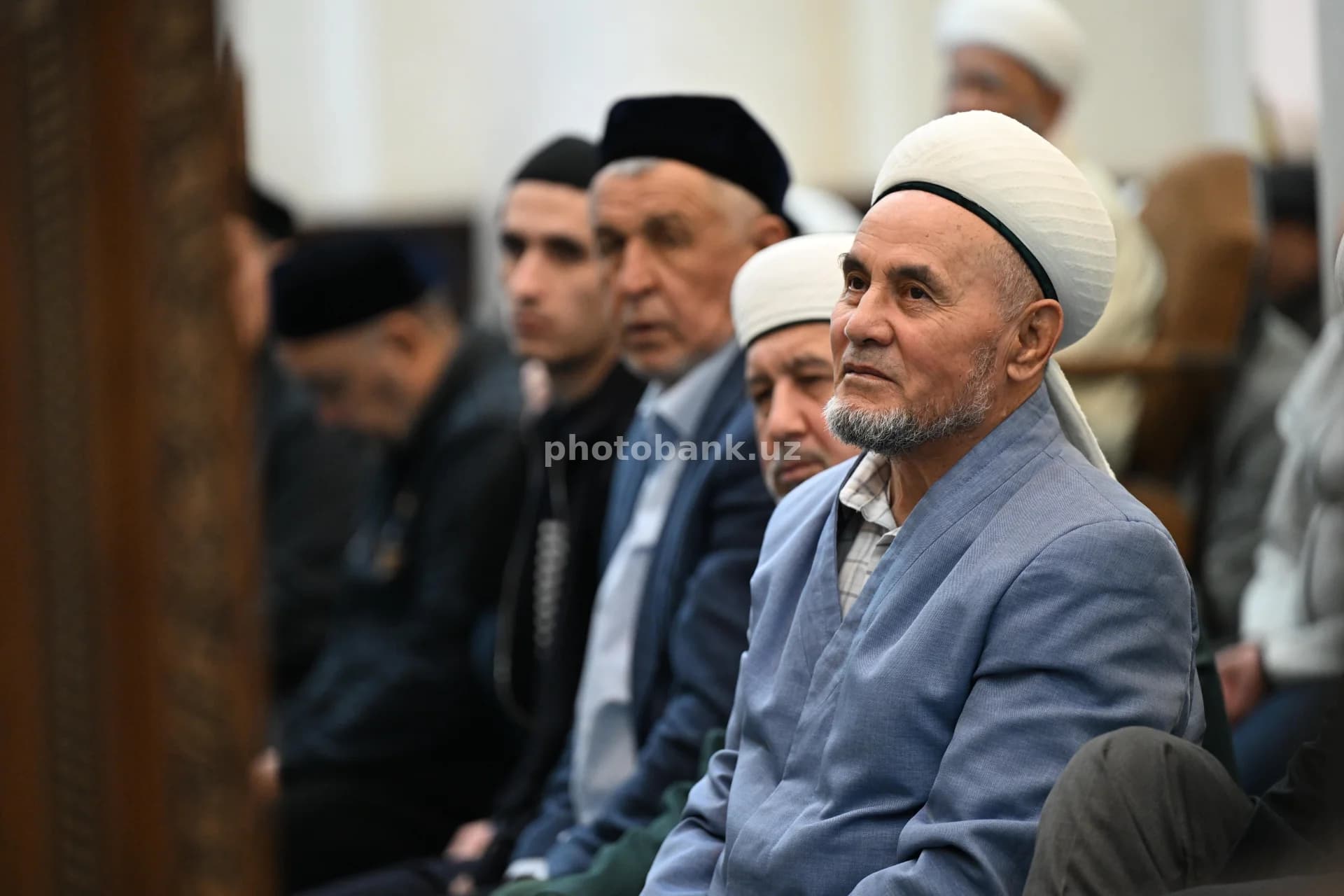 Erkaklar diniy yigʻinda ishtirok etishmoqda