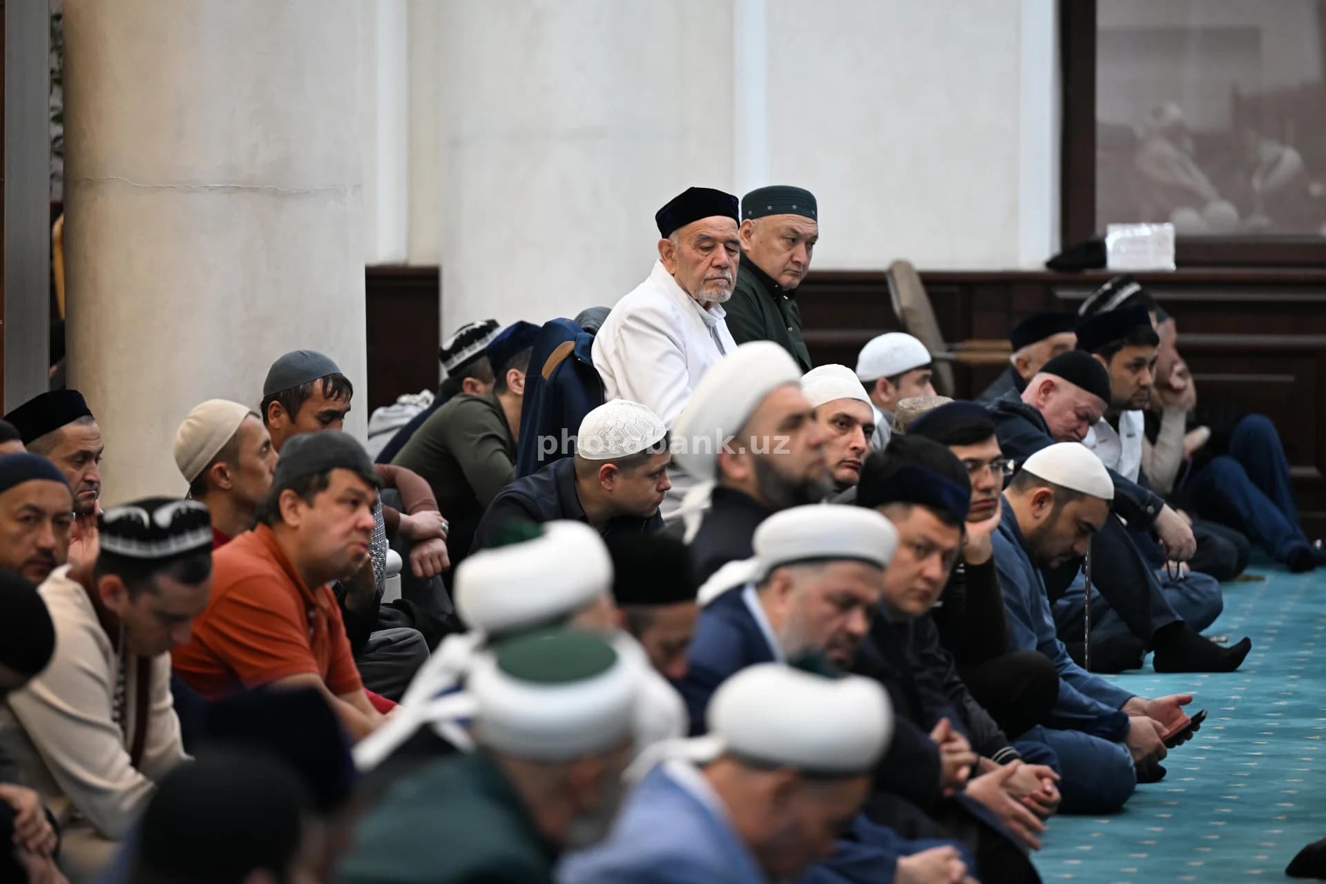 Masjid ichida oʻtirgan erkaklar