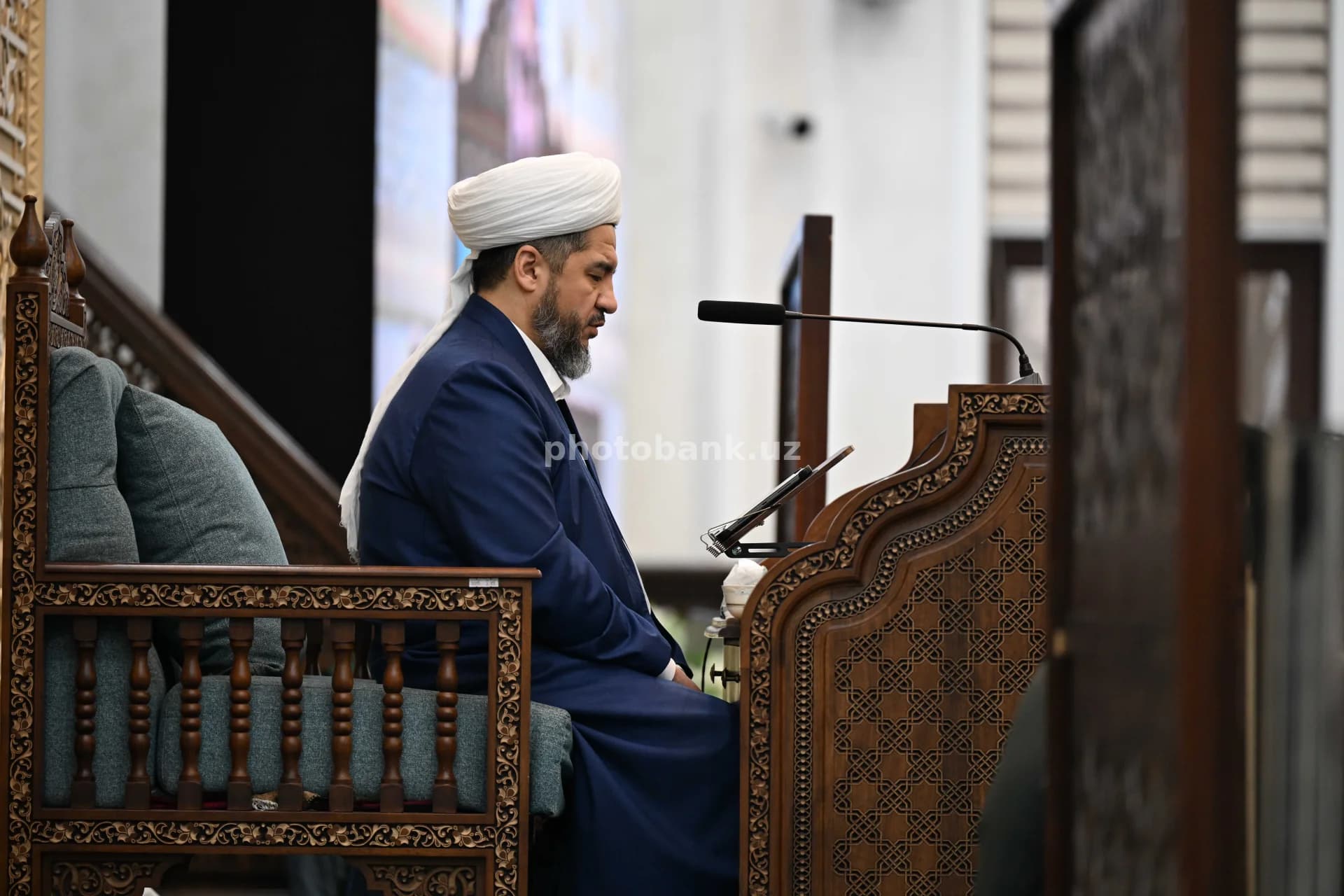 Diniy rahbar tantanali nutq soʻzlamoqda